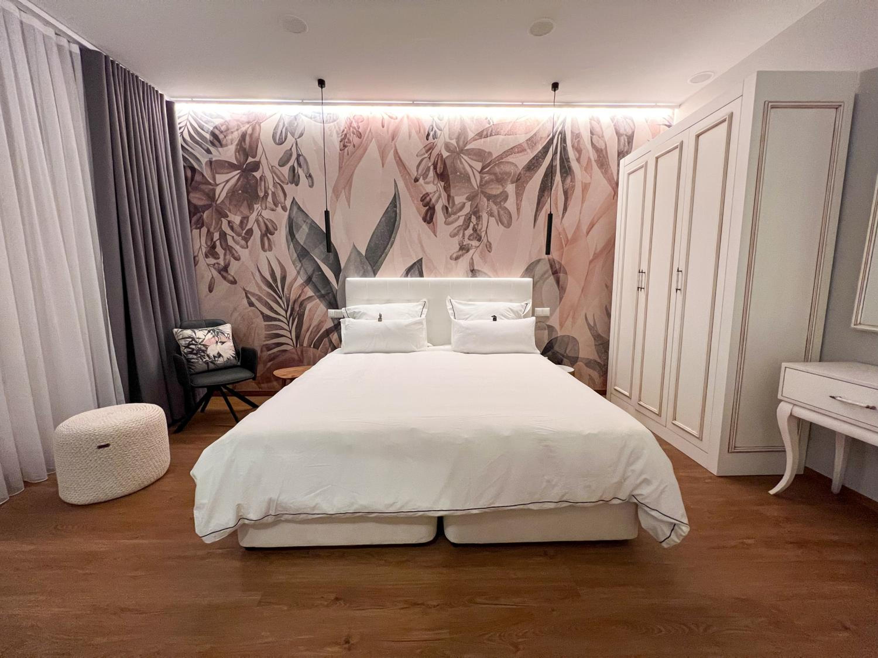 Deluxe Double Room - Photo 12