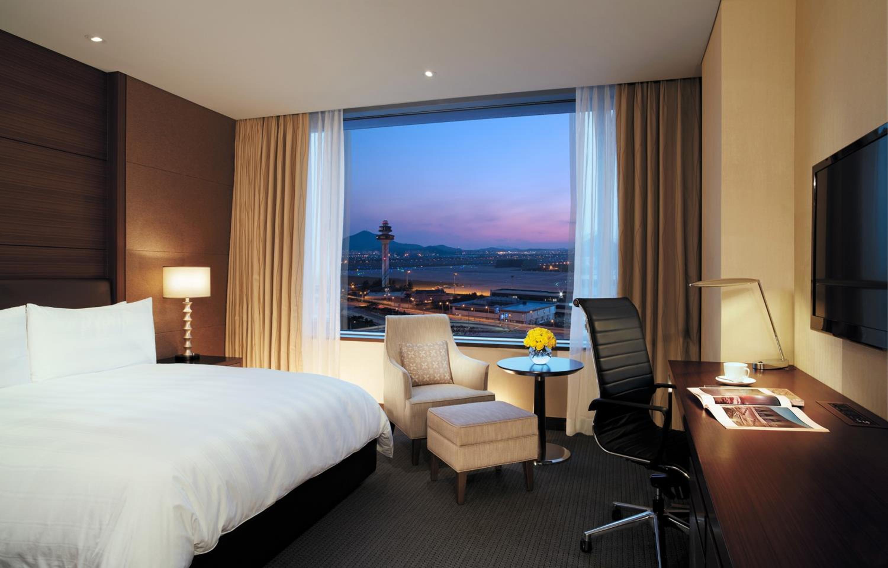 Special Offer - Deluxe Double Room With Airport View (High Floor) - Photo 3