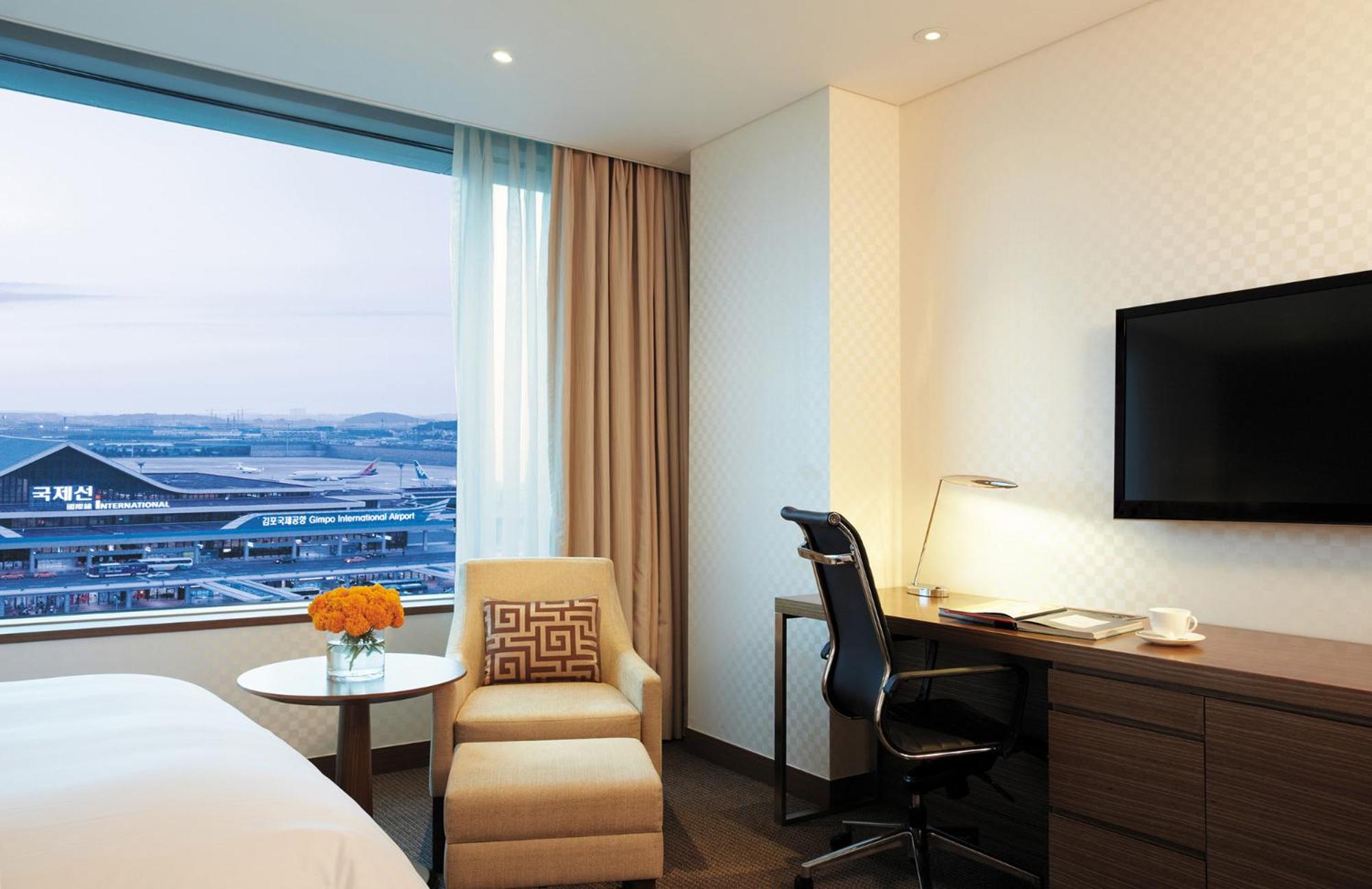 Special Offer - Deluxe Double Room With Airport View (High Floor) - Photo 4
