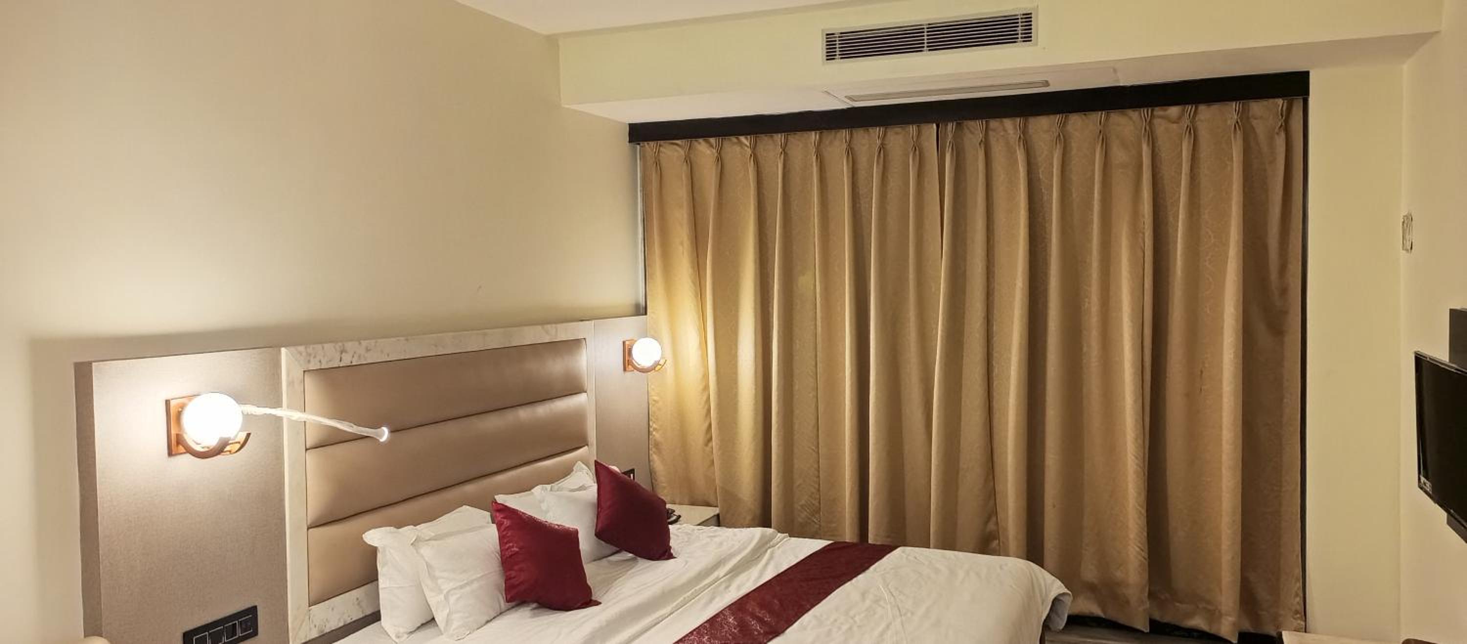 Deluxe Double Room with Balcony photo 1