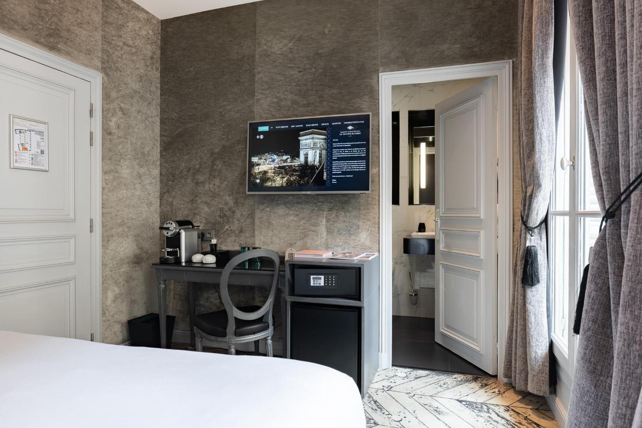 Double Room Double Room