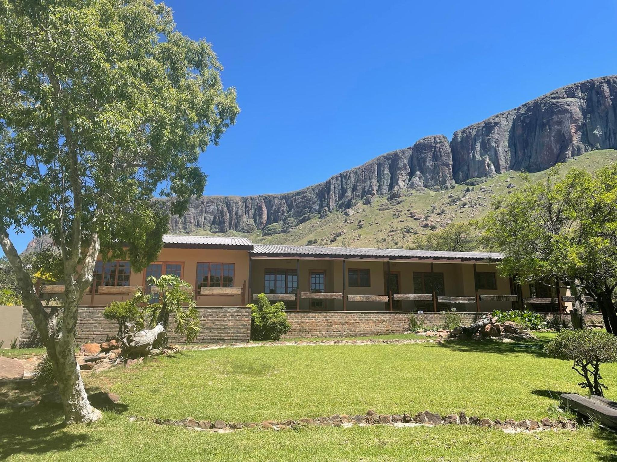 Six-Bedroom House - Photo 2