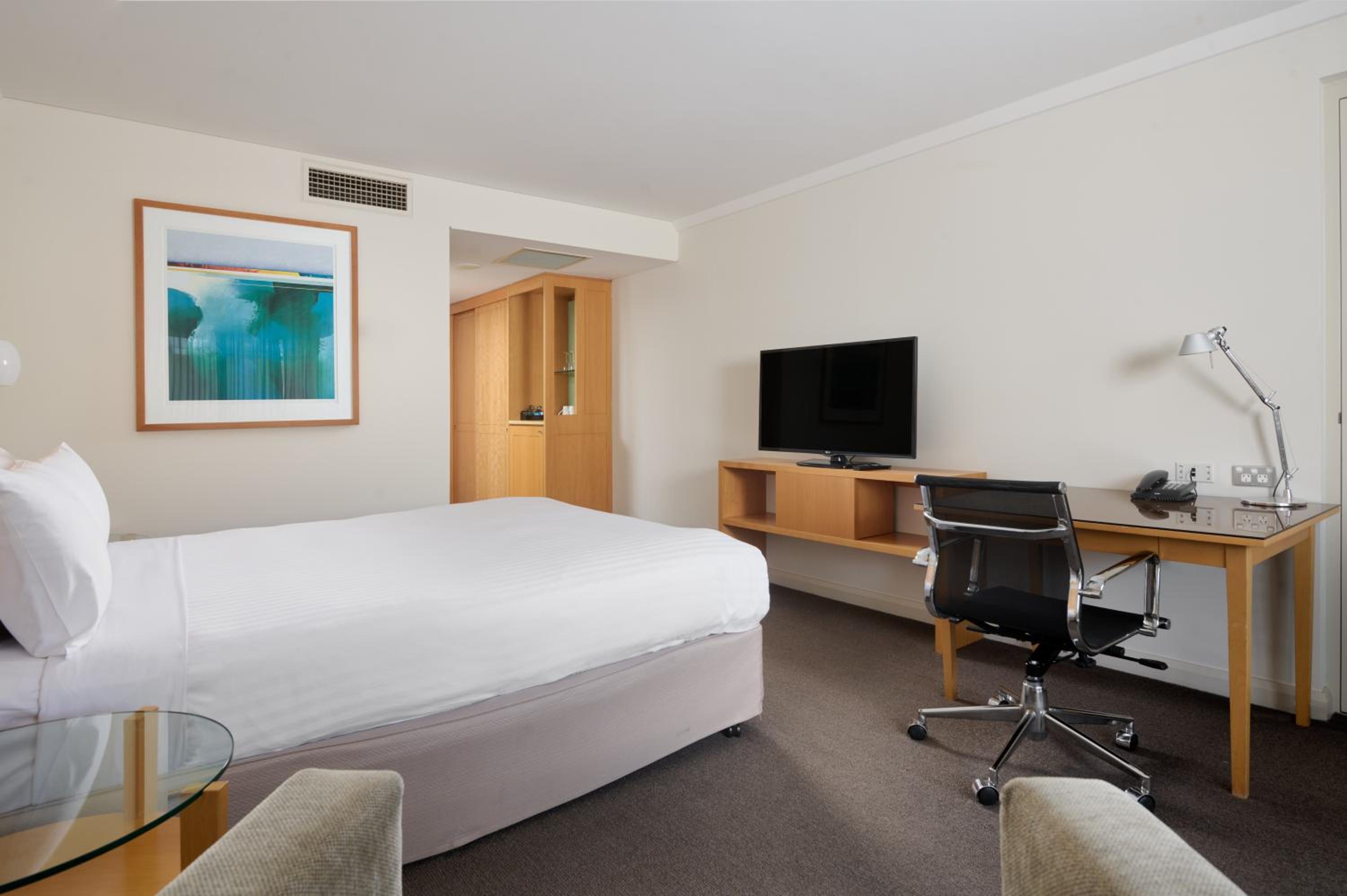 Premium Queen Room with Balcony and River View - Photo 3