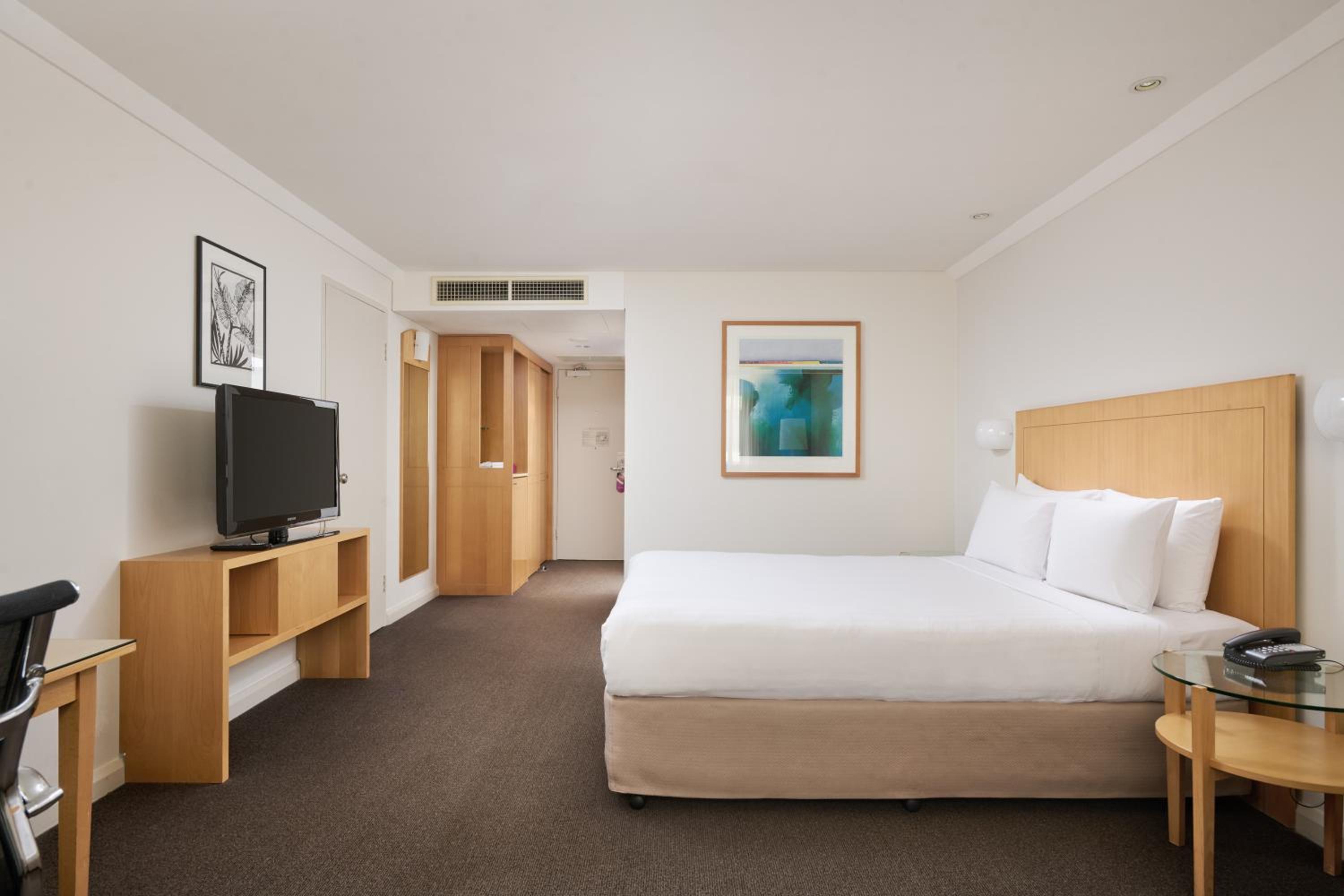 Standard Queen Room - Accessible - Photo 5