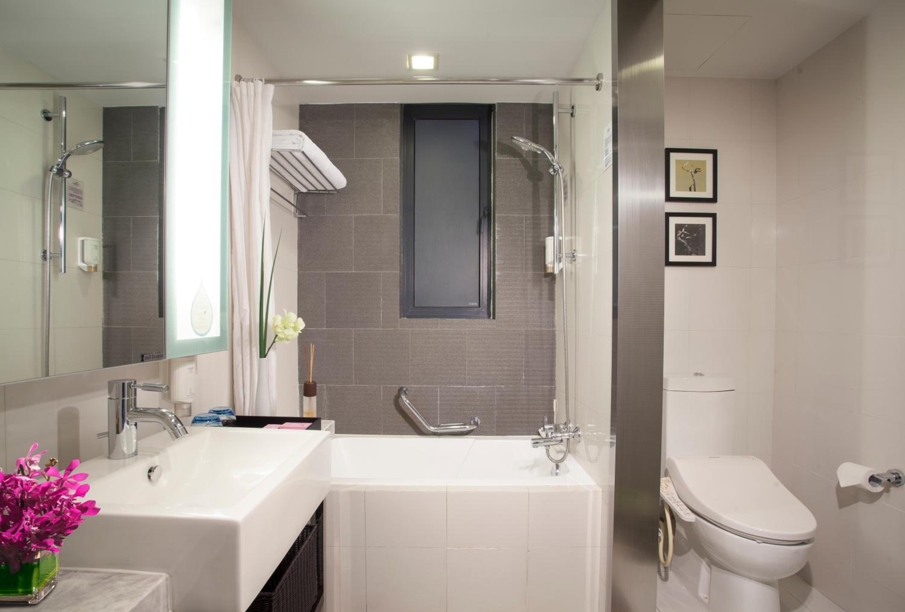 One-Bedroom Deluxe Executive Apartment - Photo 2