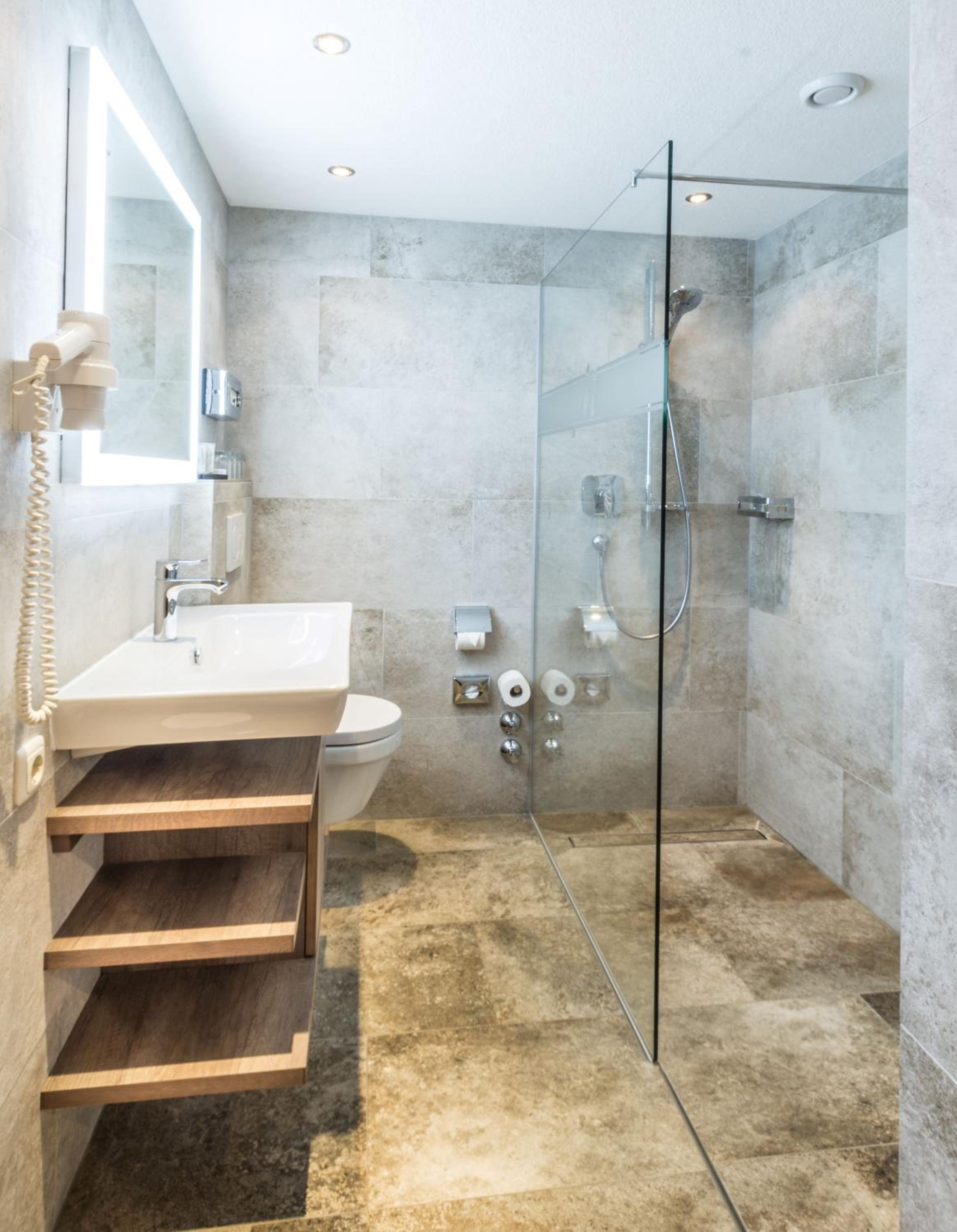 Double or Twin Room with Balcony - Photo 18