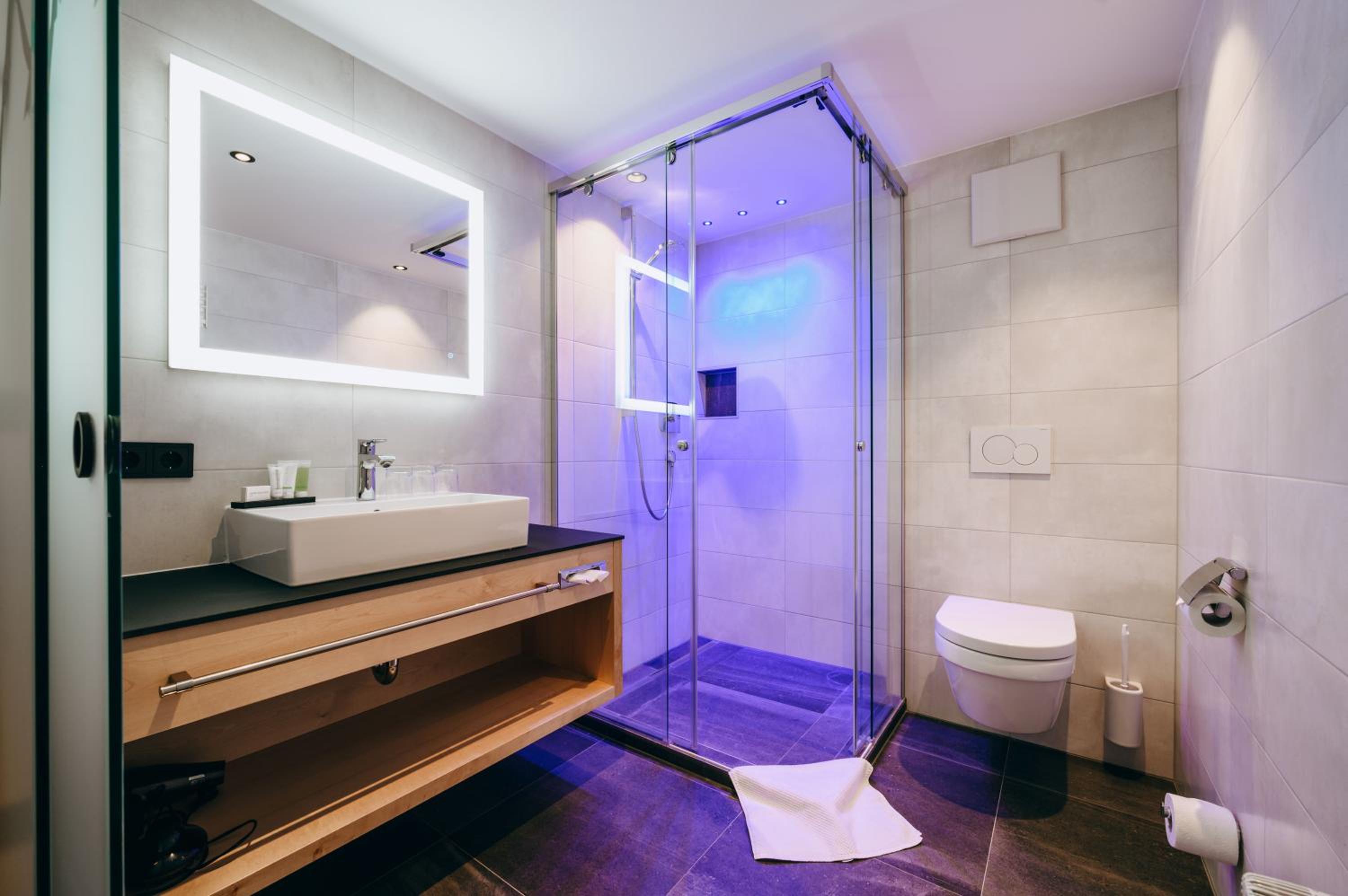 Double or Twin Room with Balcony - Photo 16