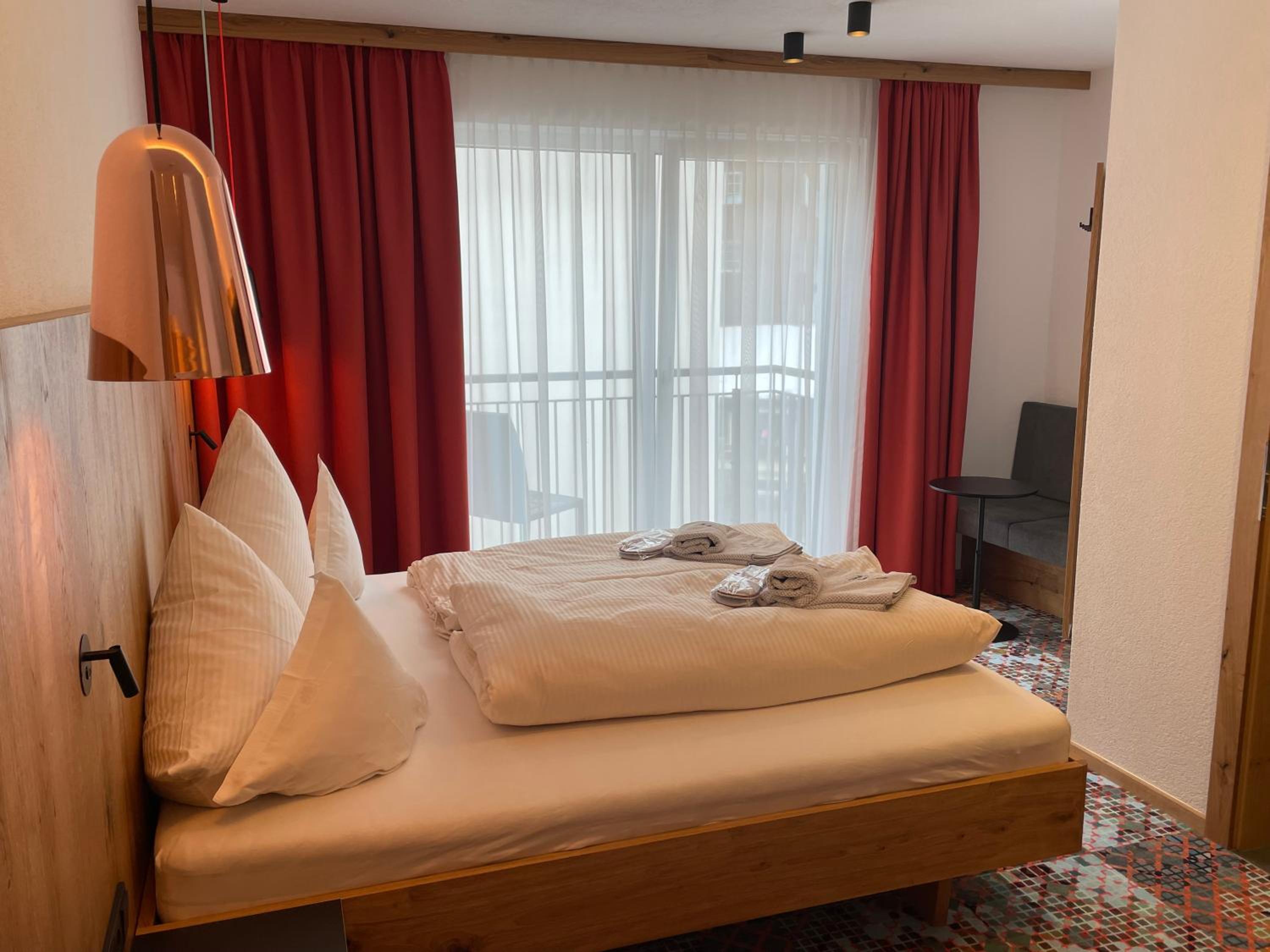 Double or Twin Room with Balcony - Photo 2