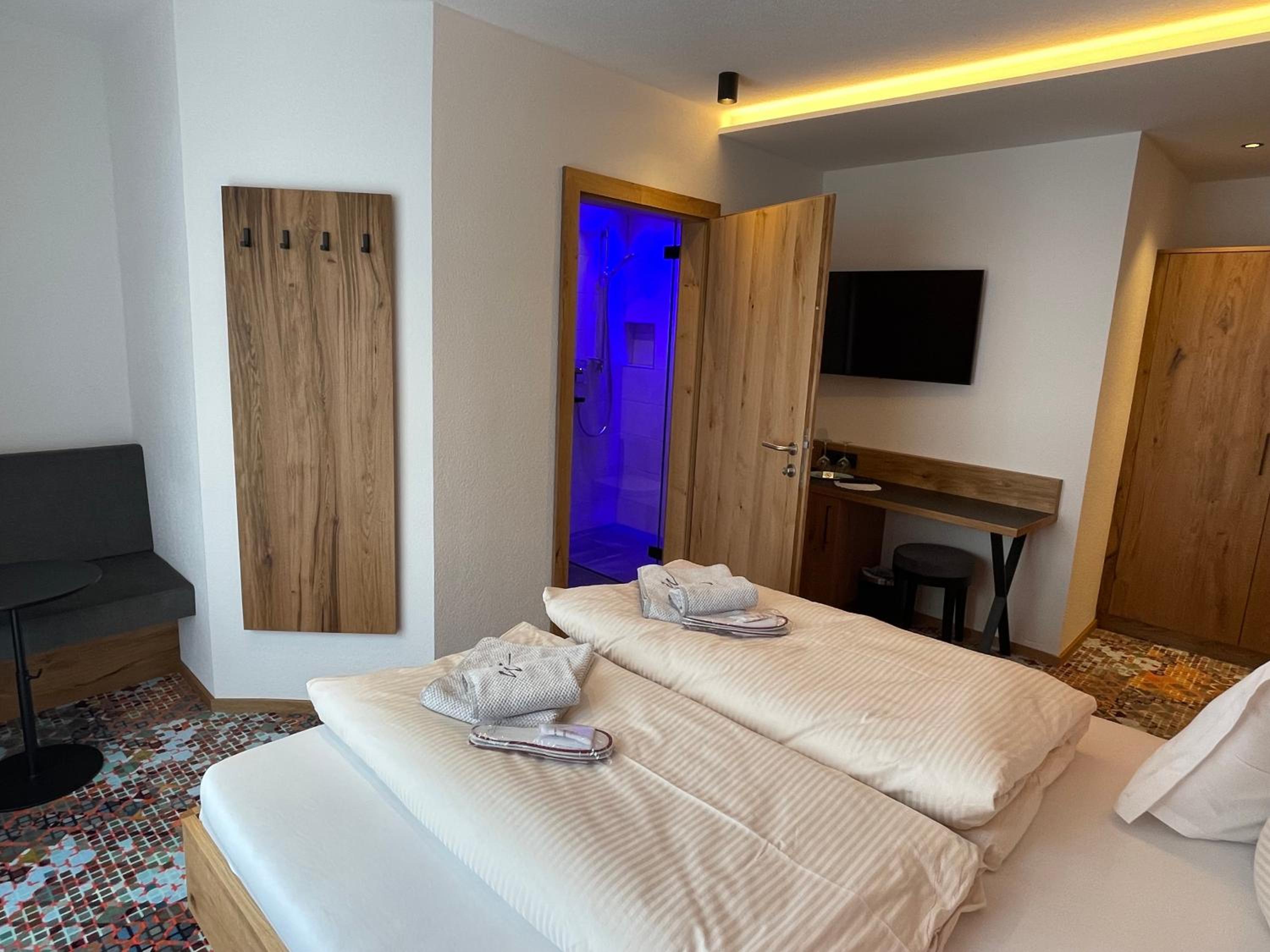 Double or Twin Room with Balcony - Photo 17