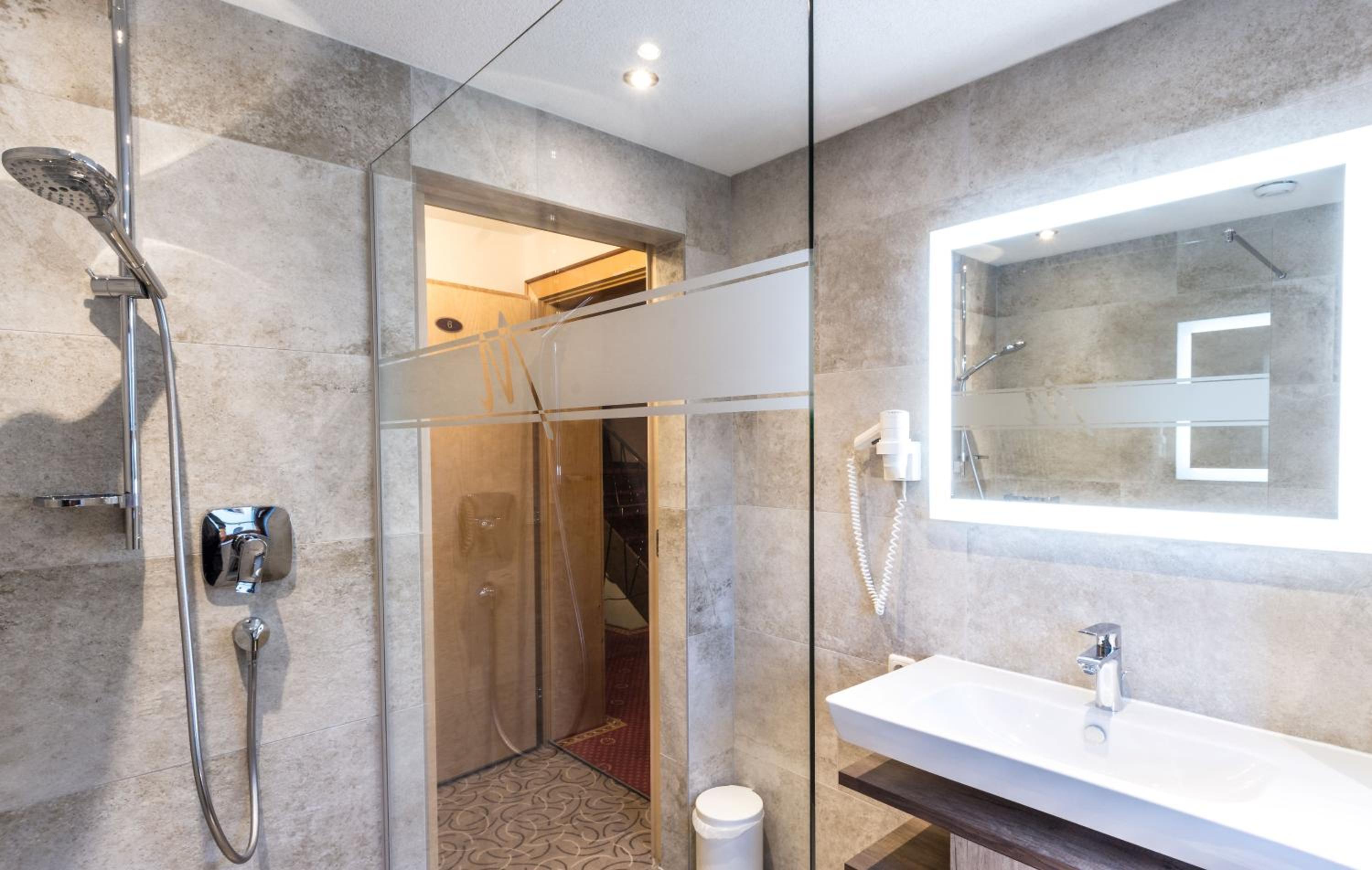 Double or Twin Room with Balcony - Photo 6