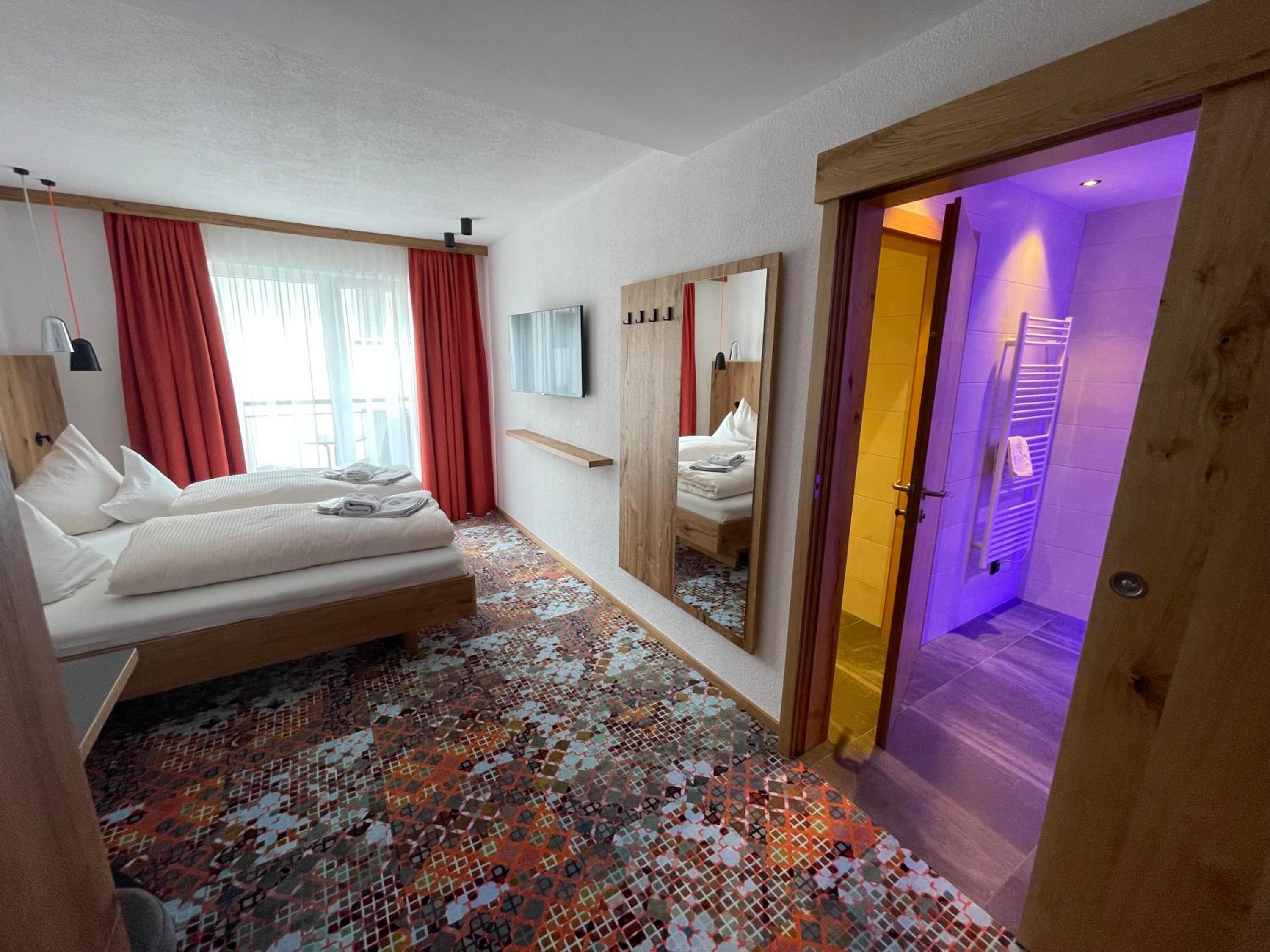 Double or Twin Room with Balcony - Photo 7