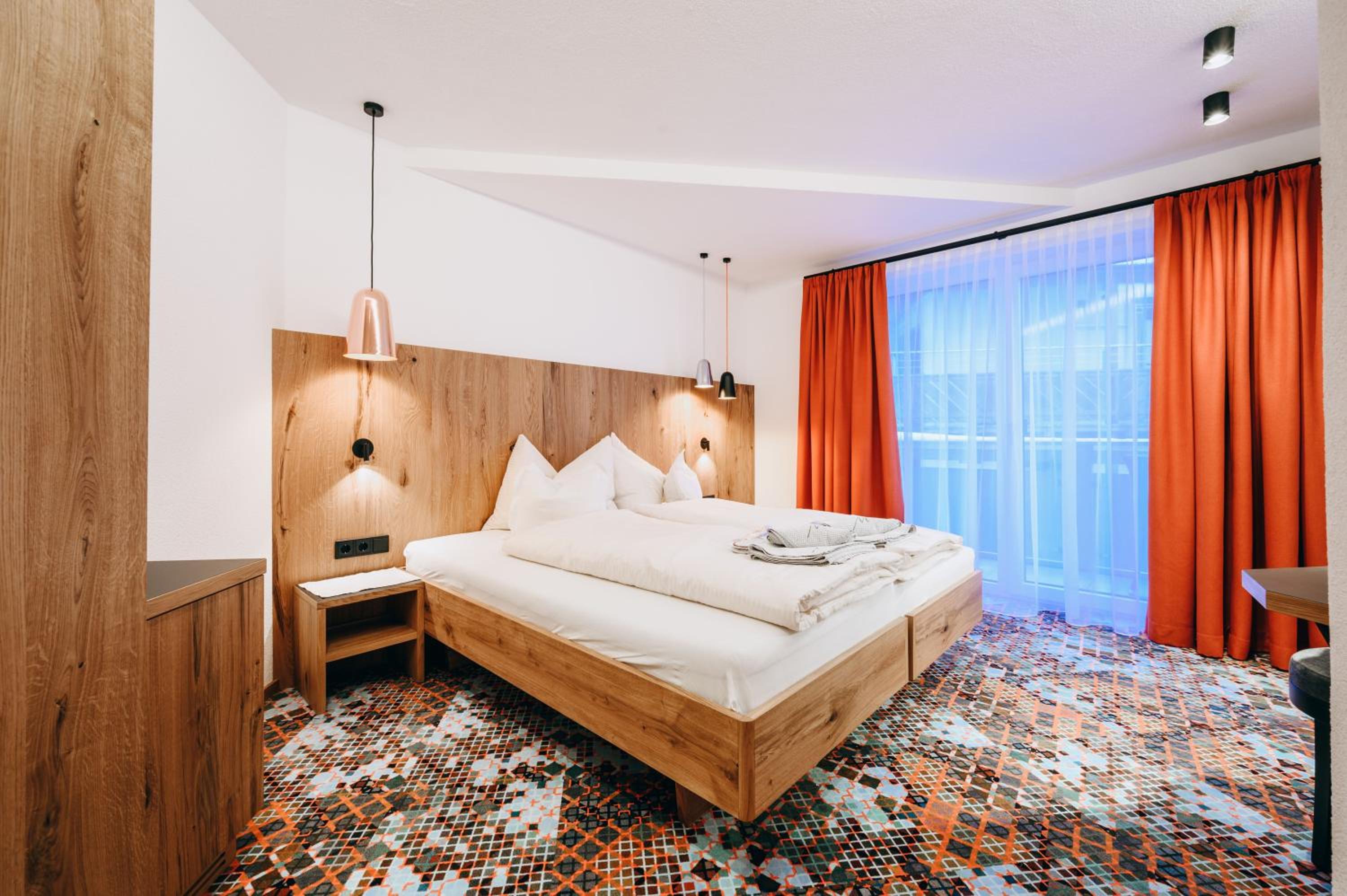 Double or Twin Room with Balcony - Photo 8