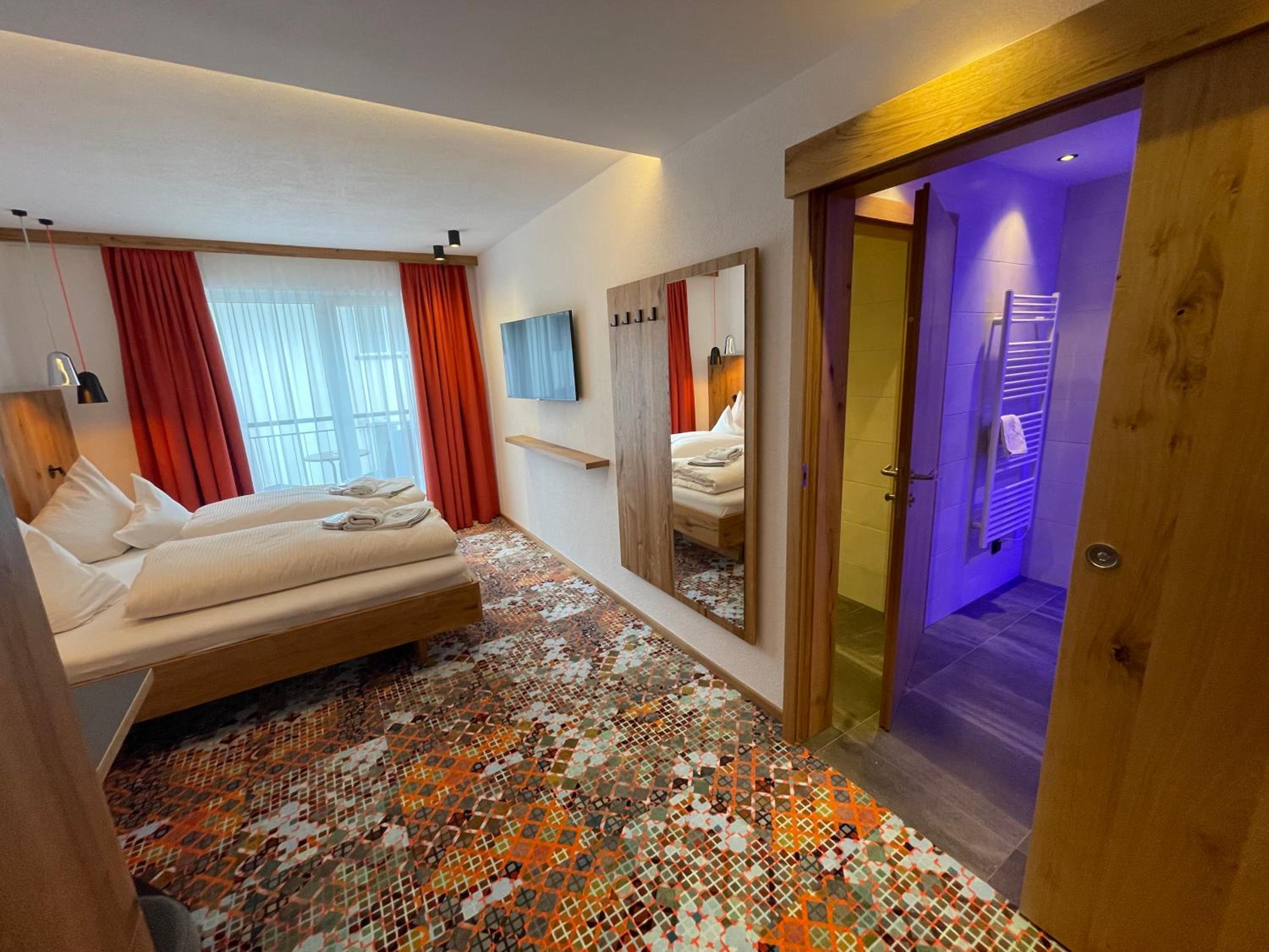 Double or Twin Room with Balcony - Photo 9