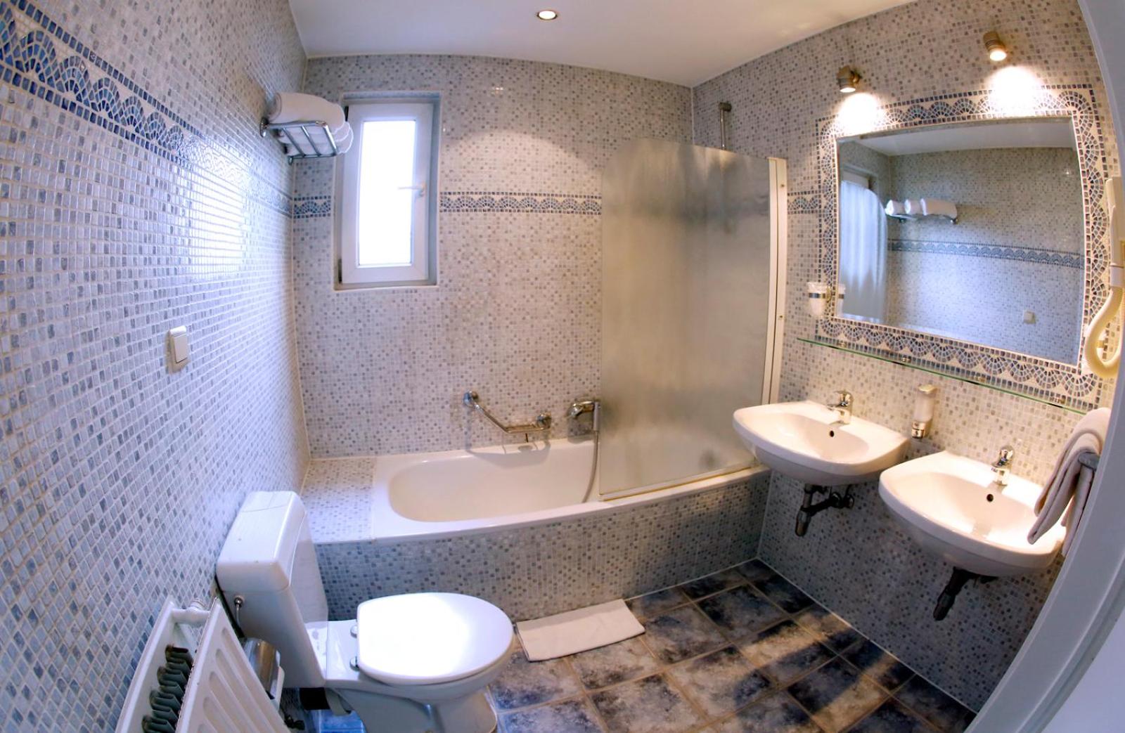 Deluxe Family Room - Photo 2