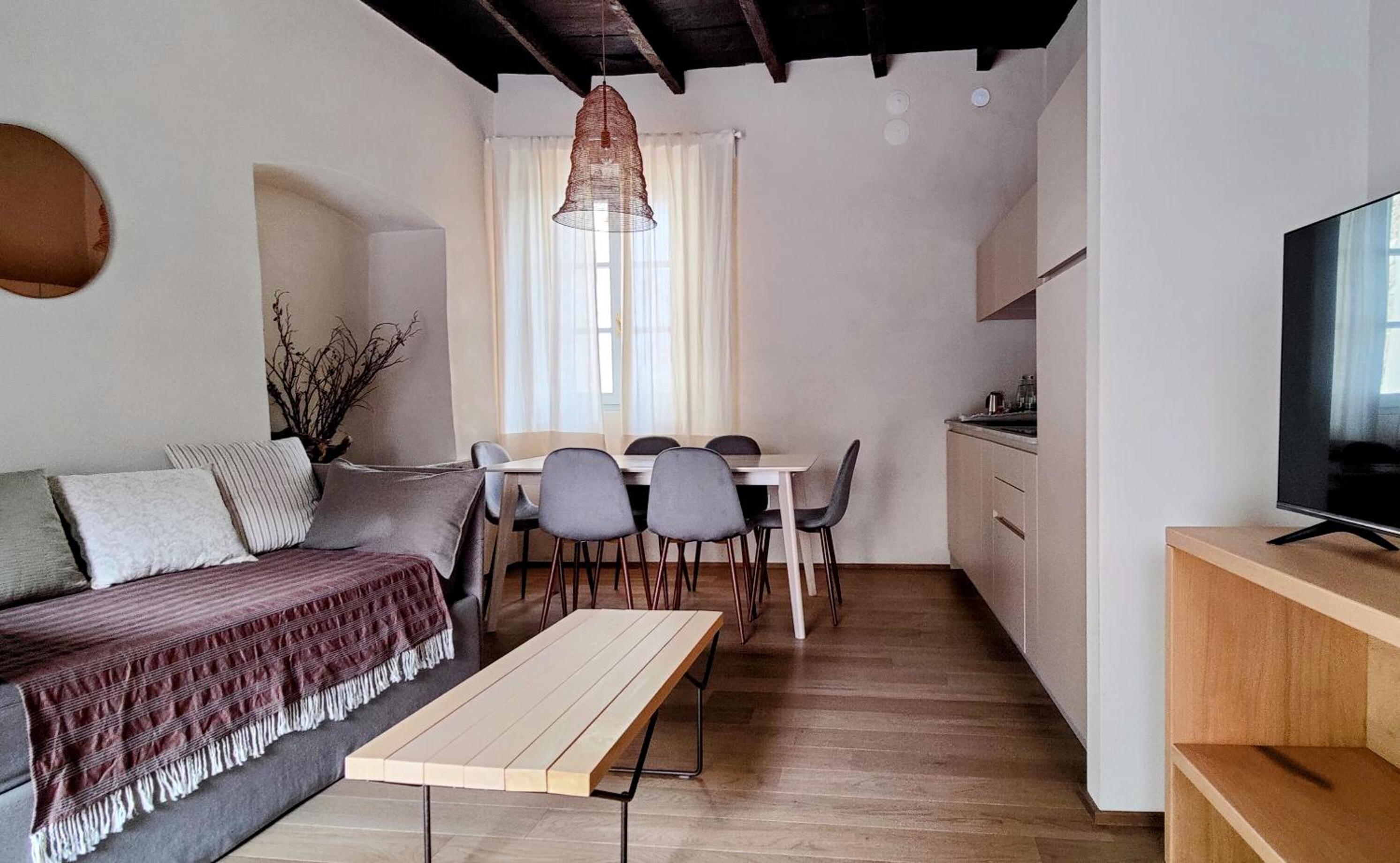 Apartment 6 - Photo 2