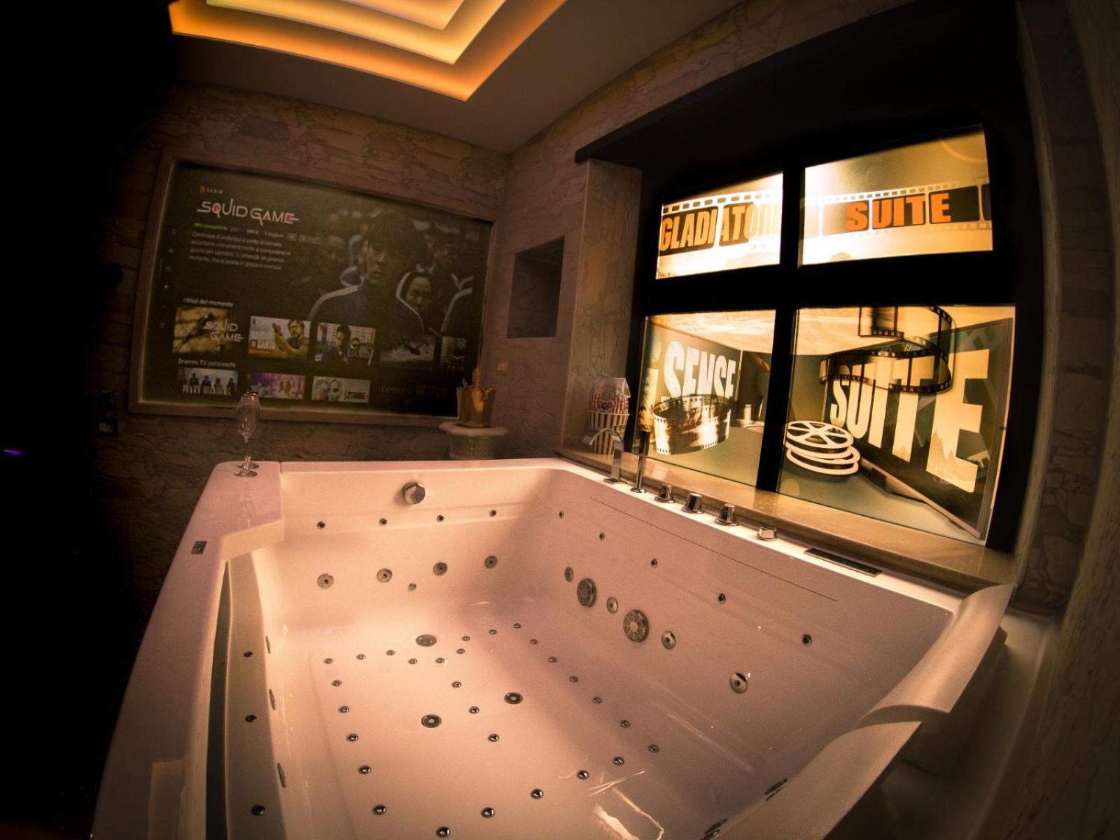Queen Suite with Spa Bath photo 2