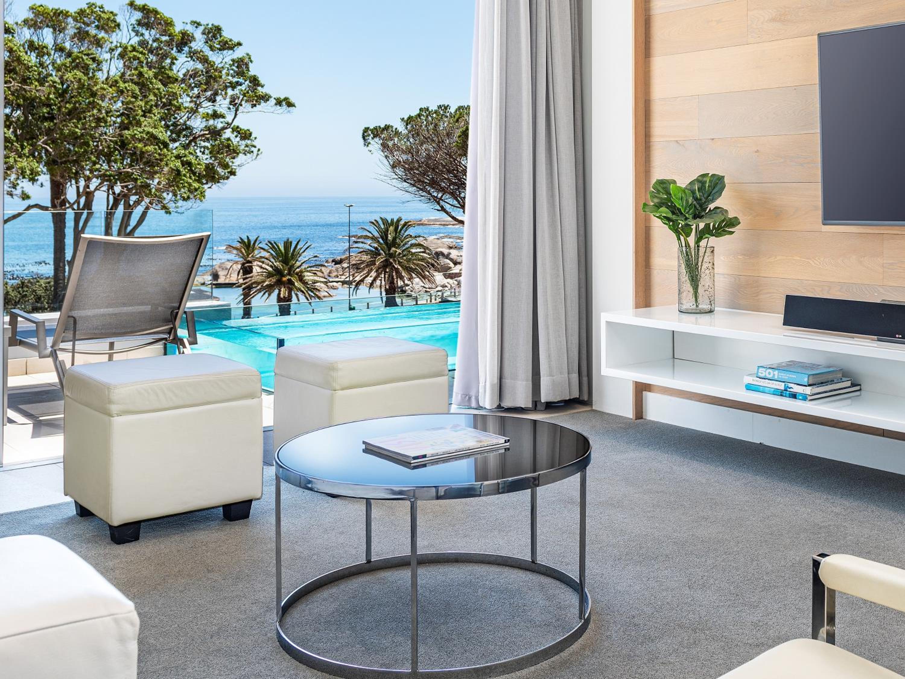 One-Bedroom Penthouse Suite With Pool and Sea View