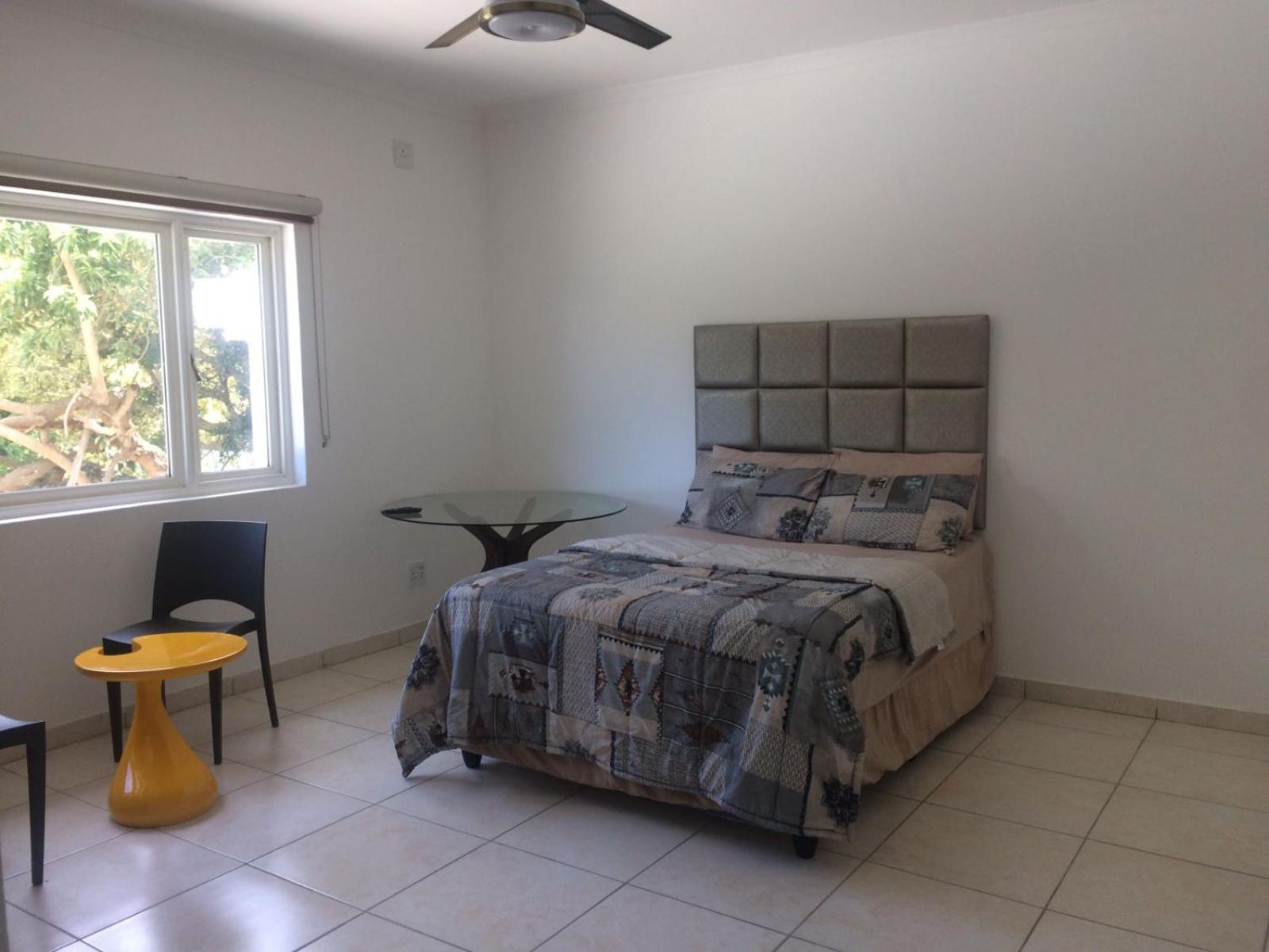 Six-Bedroom House - Photo 1