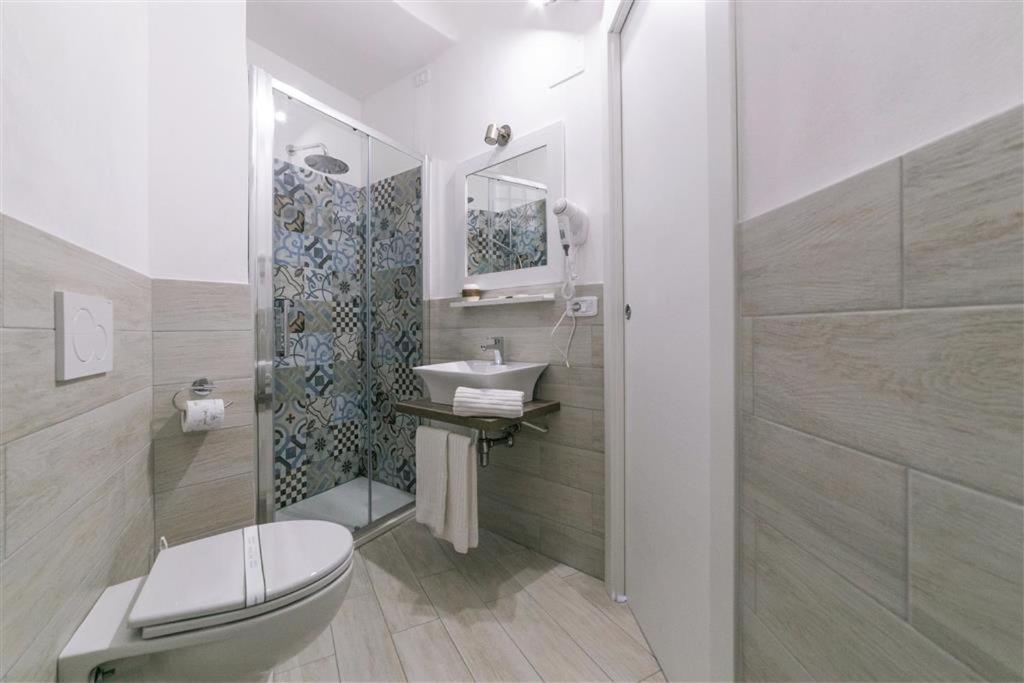 Economy Double Room with Sea View - Photo 6