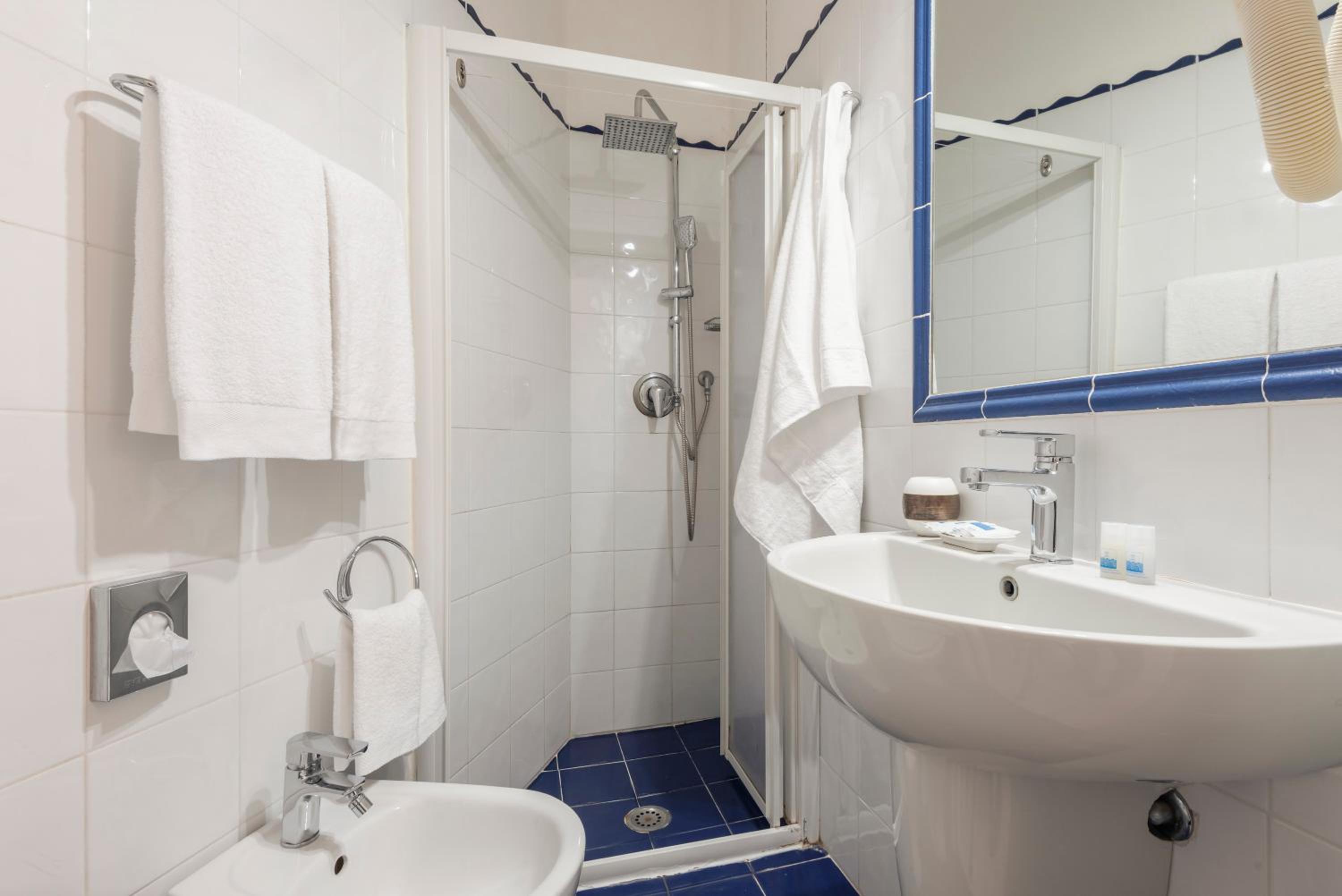 Economy Double Room with Sea View - Photo 5