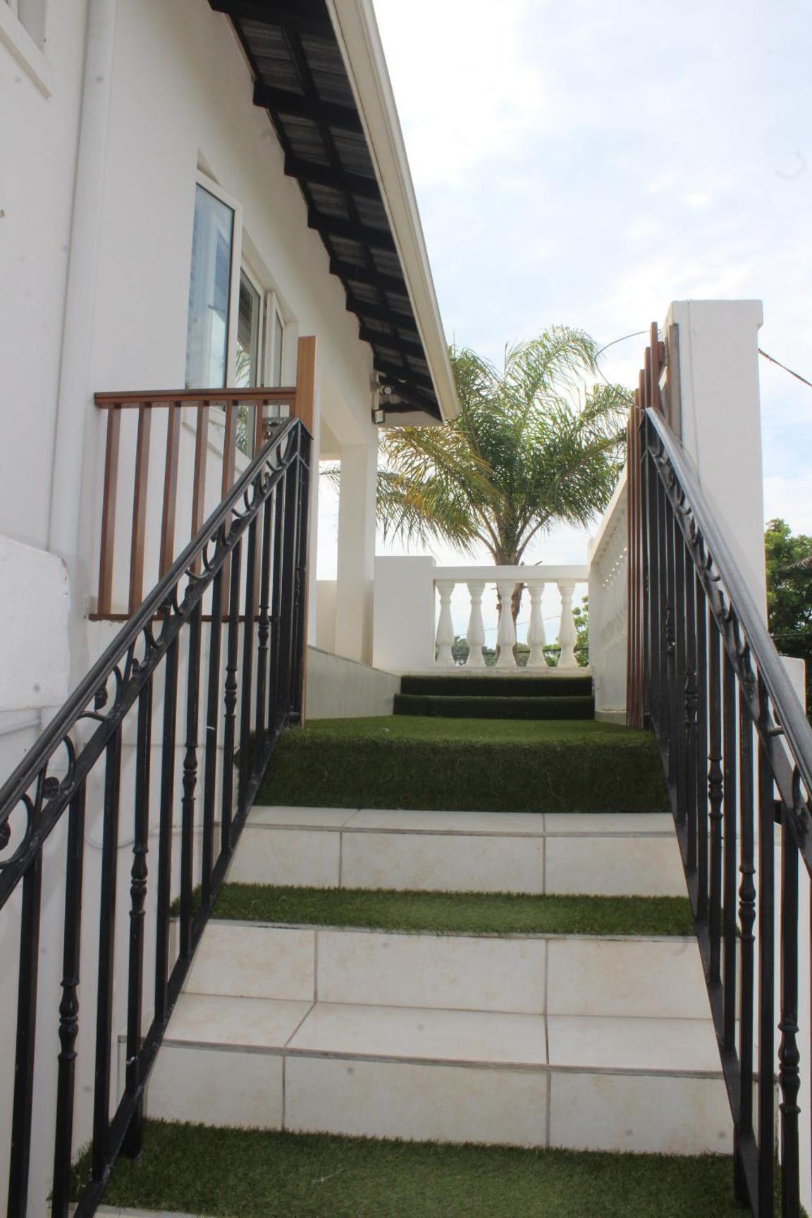 Six-Bedroom House - Photo 6