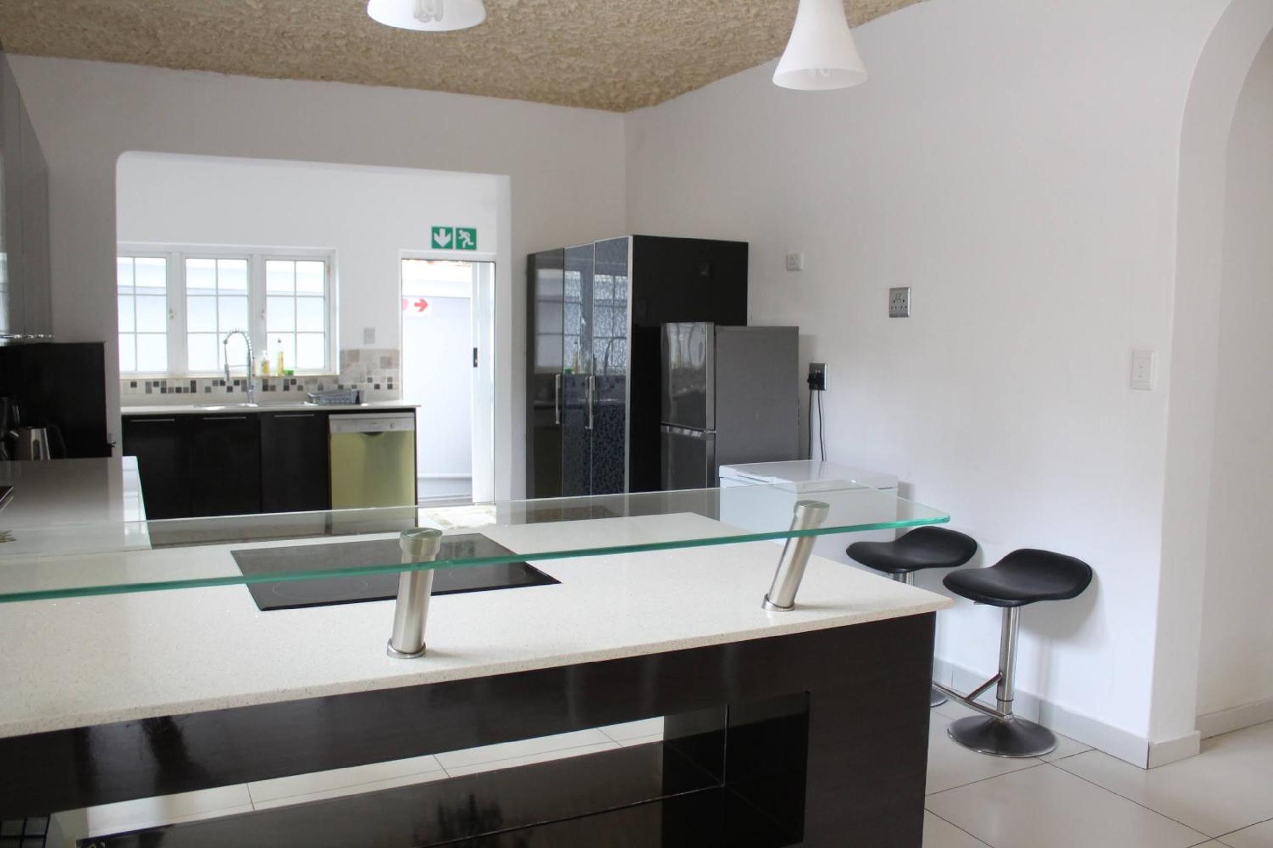 Six-Bedroom House - Photo 9