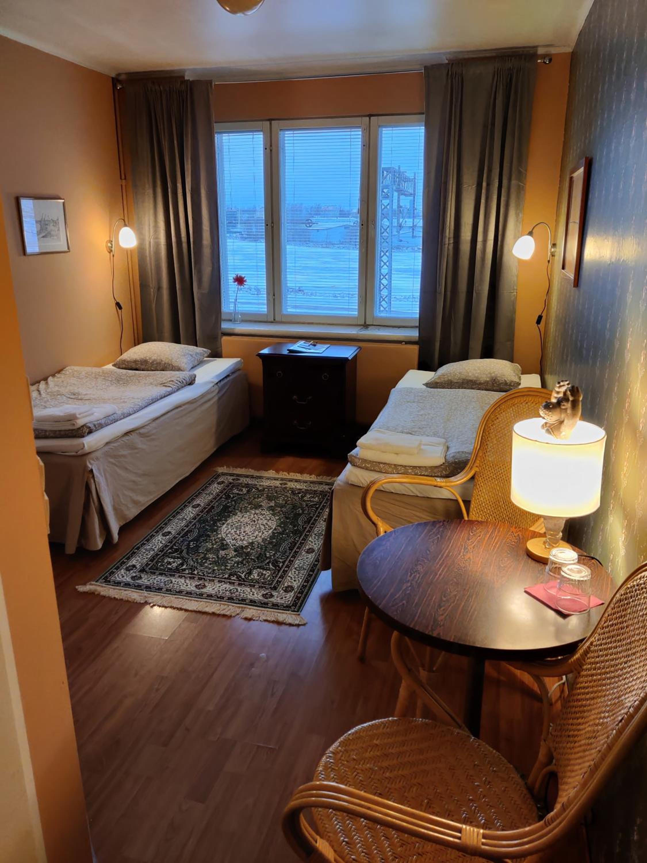 Standard Twin Room - Photo 4