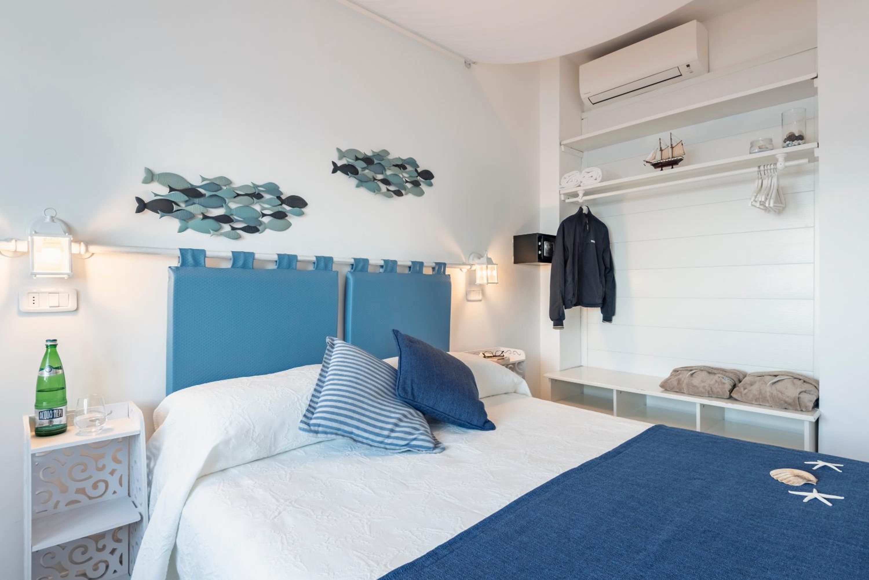 Standard King Room with Sea View - Photo 10