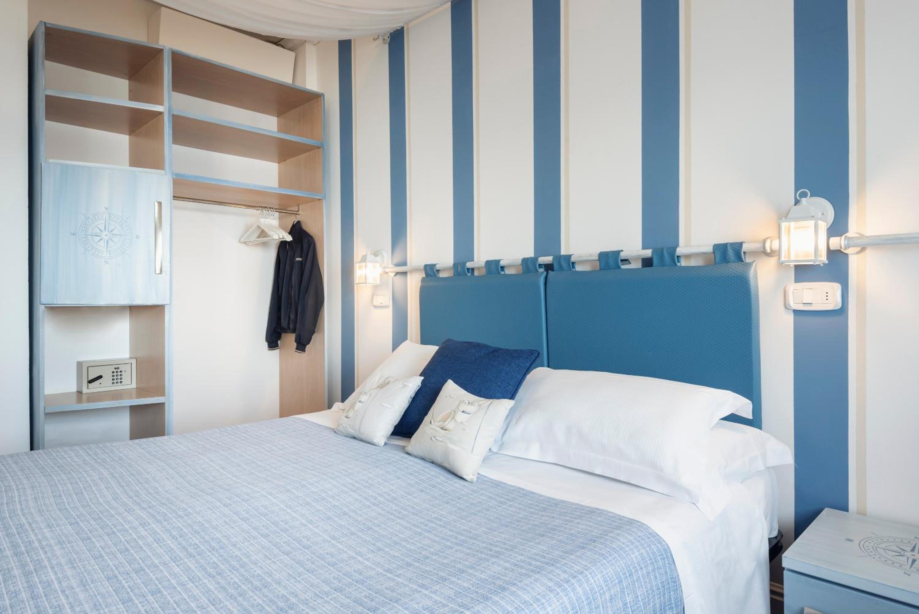 Standard King Room with Sea View - Photo 11