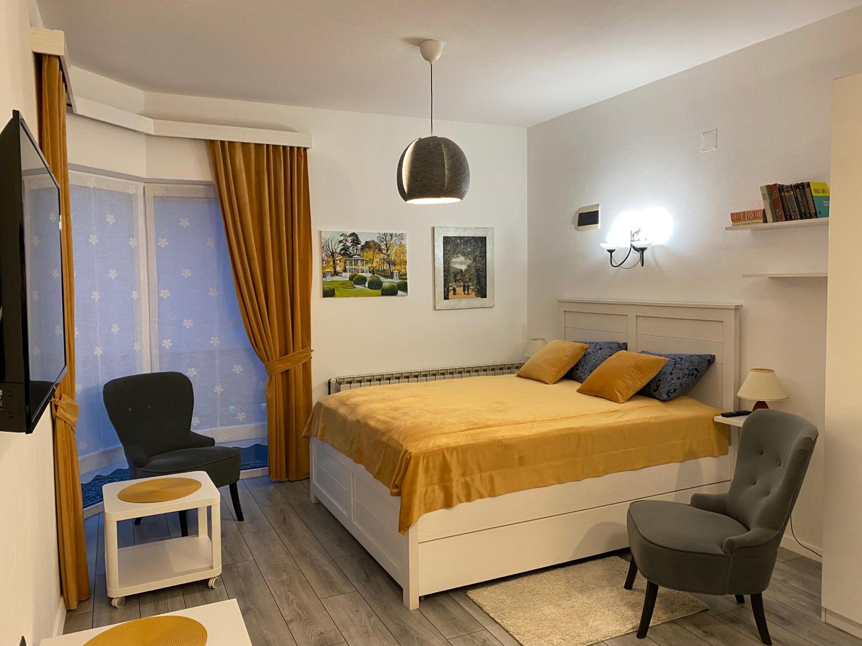 One-Bedroom Apartment - Photo 1