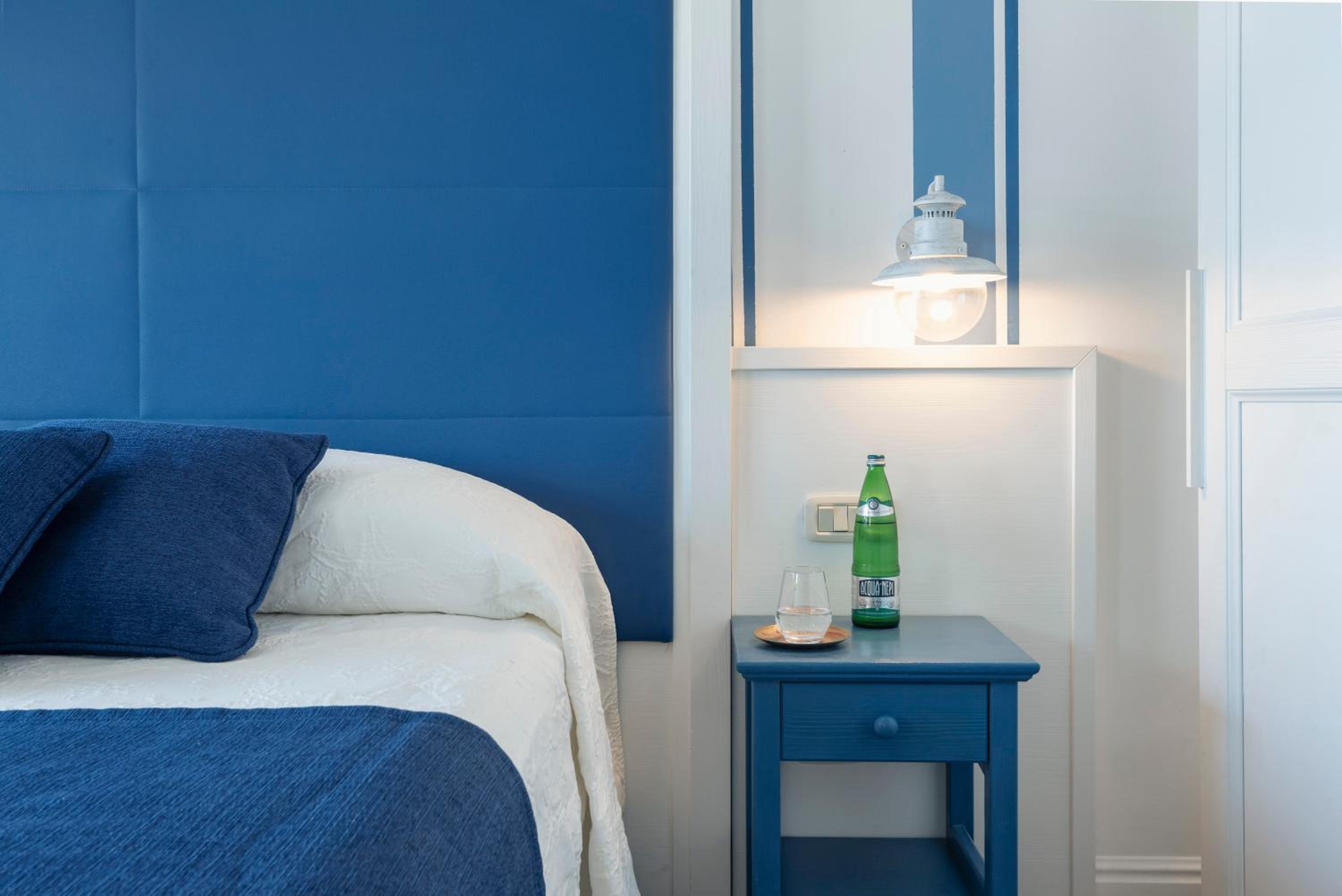Standard King Room with Sea View - Photo 6