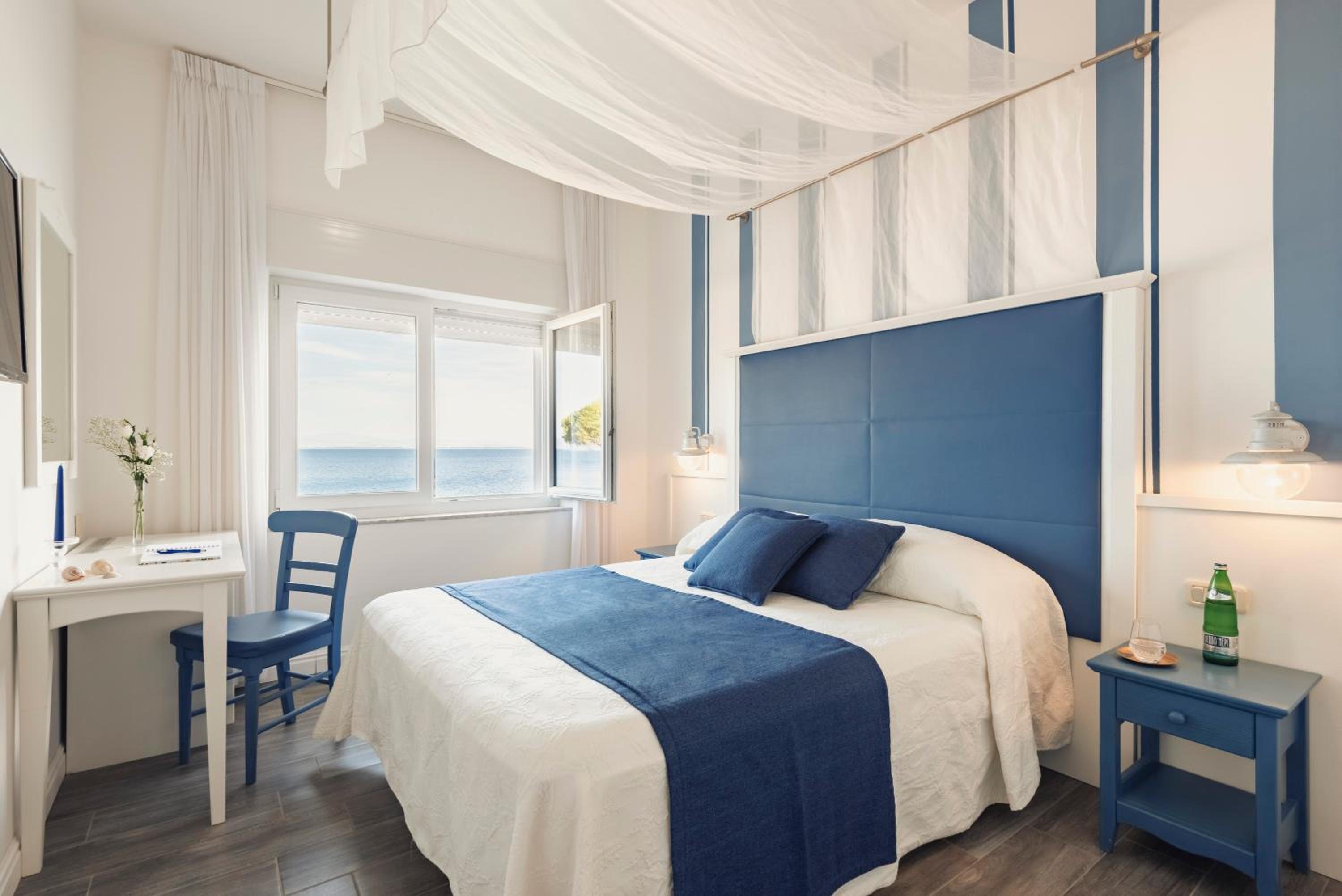 Standard King Room with Sea View - Photo 9