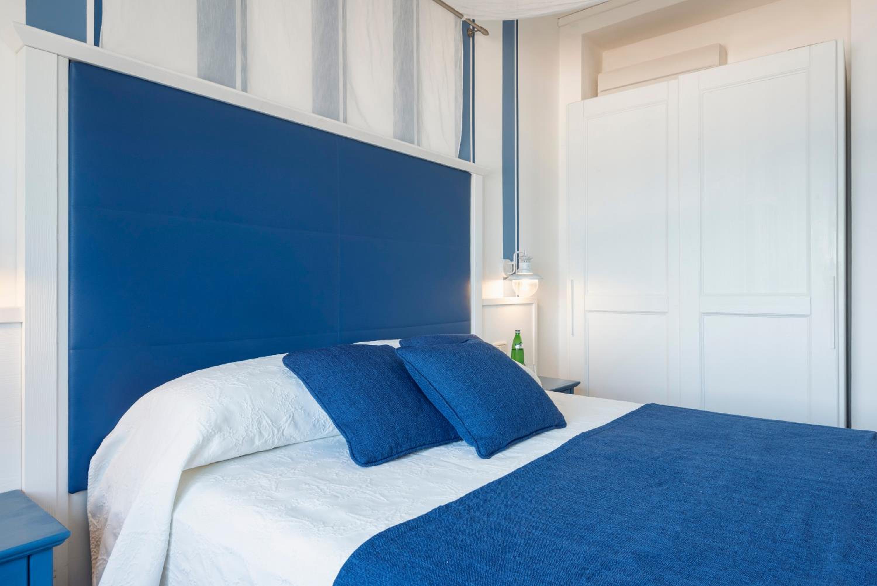 Standard King Room with Sea View - Photo 8