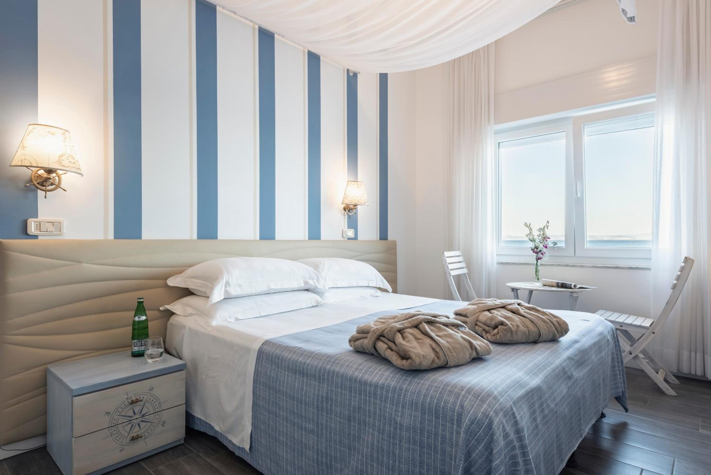 Deluxe King Room with Sea View photo 1