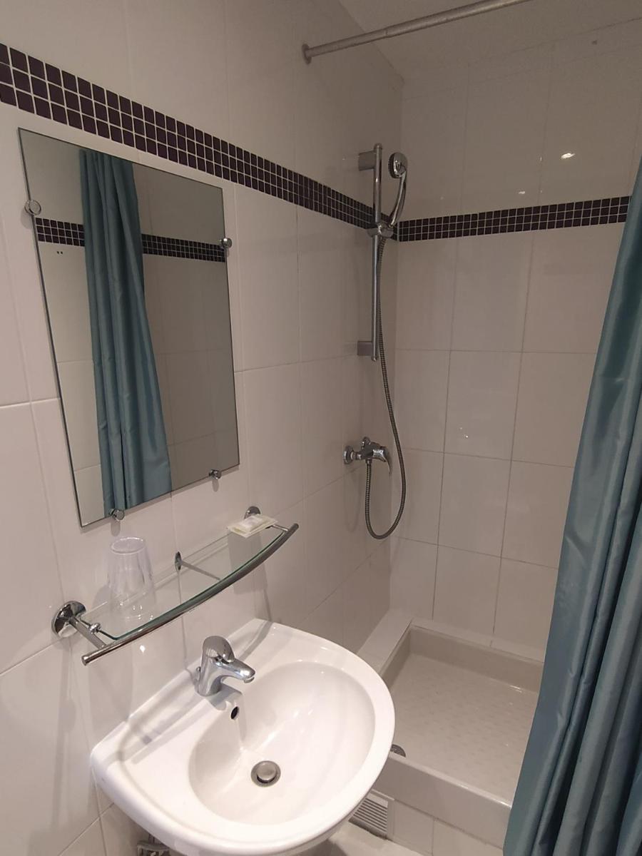 Double Room with Shared Bathroom photo 3