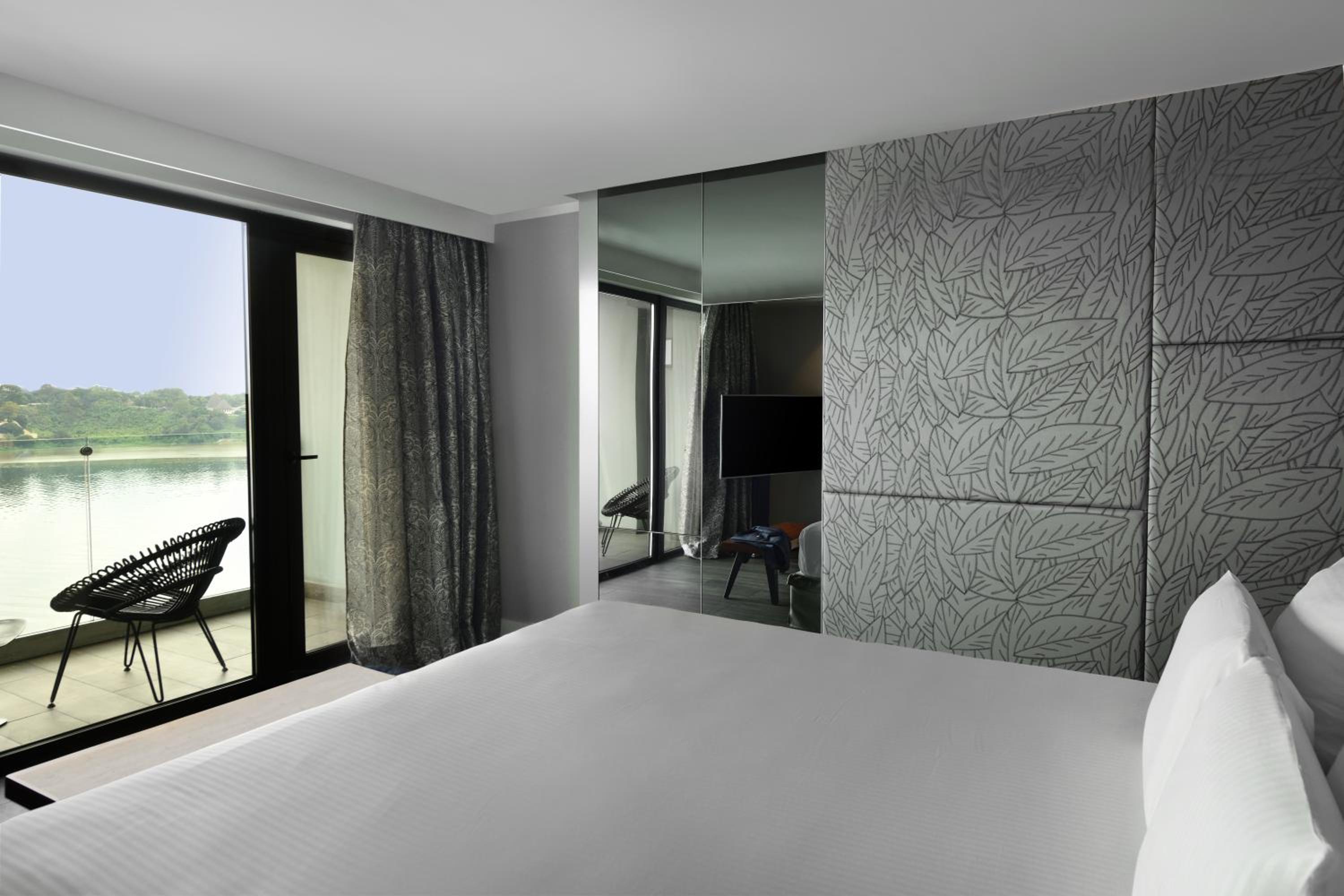 Deluxe Corner King Room with Balcony and Lagoon View - Photo 2