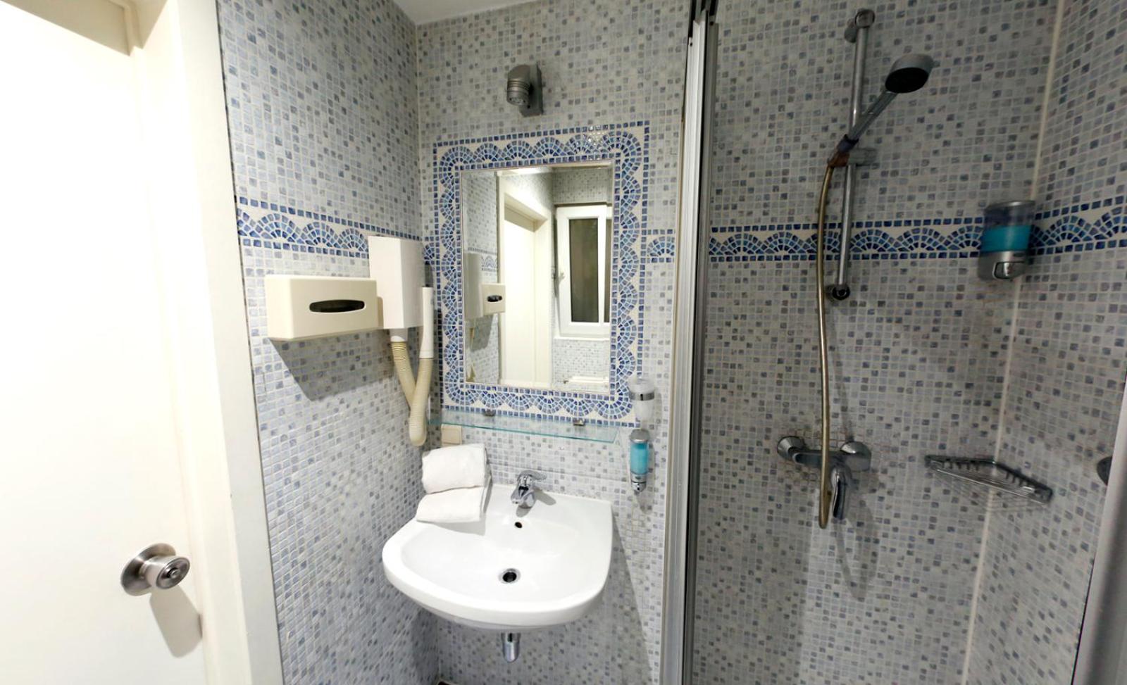 Standard Double Room - Photo 3