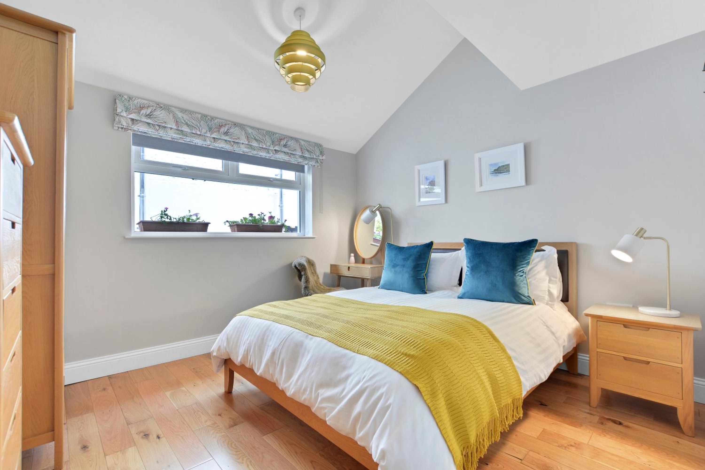 Six-Bedroom House photo 2