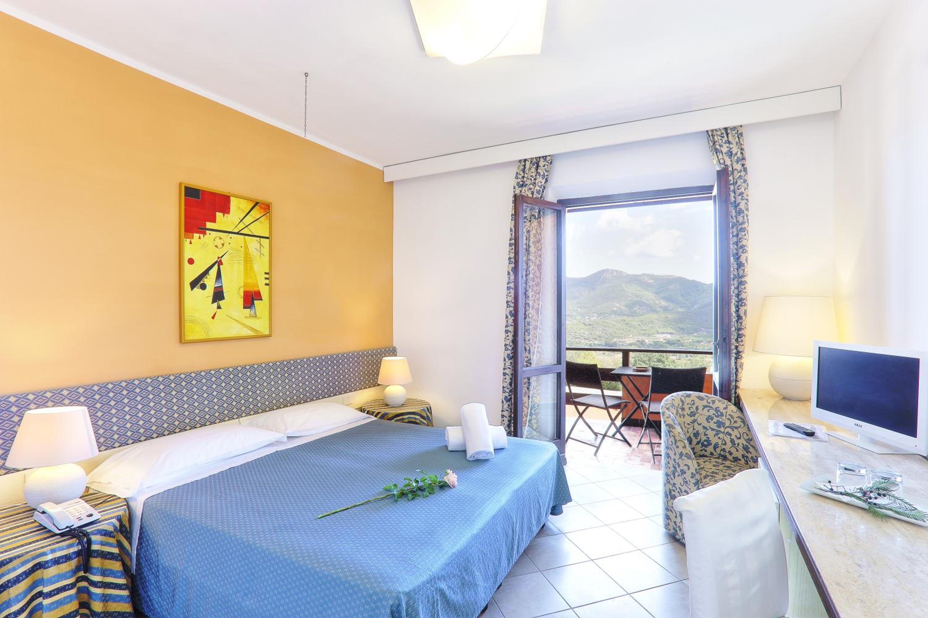 Classic Double Room with Sea View - Photo 3