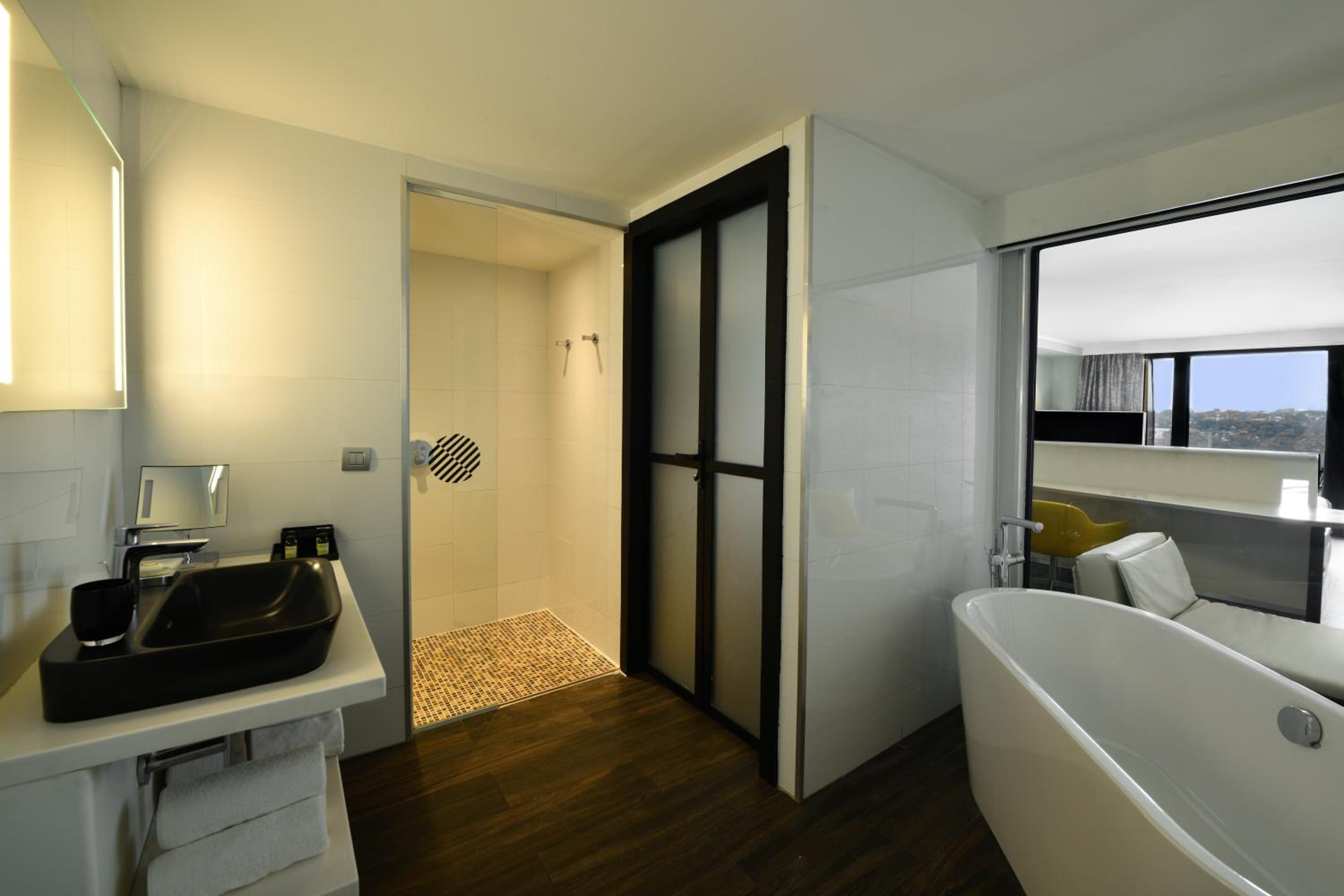 Deluxe Corner King Room with Balcony and Lagoon View - Photo 4