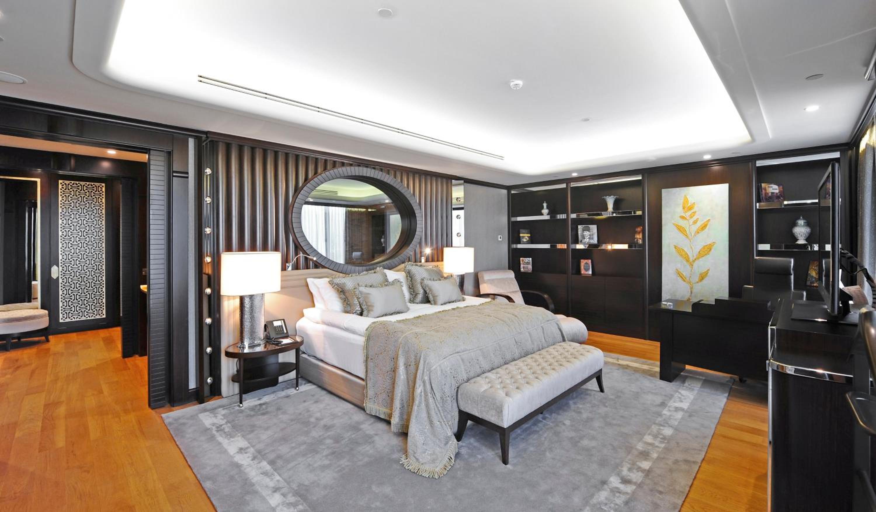 King Suite with Club Lounge Access - High Floor/Smoking thumbnail 6
