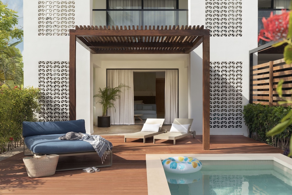Pool Family Suite