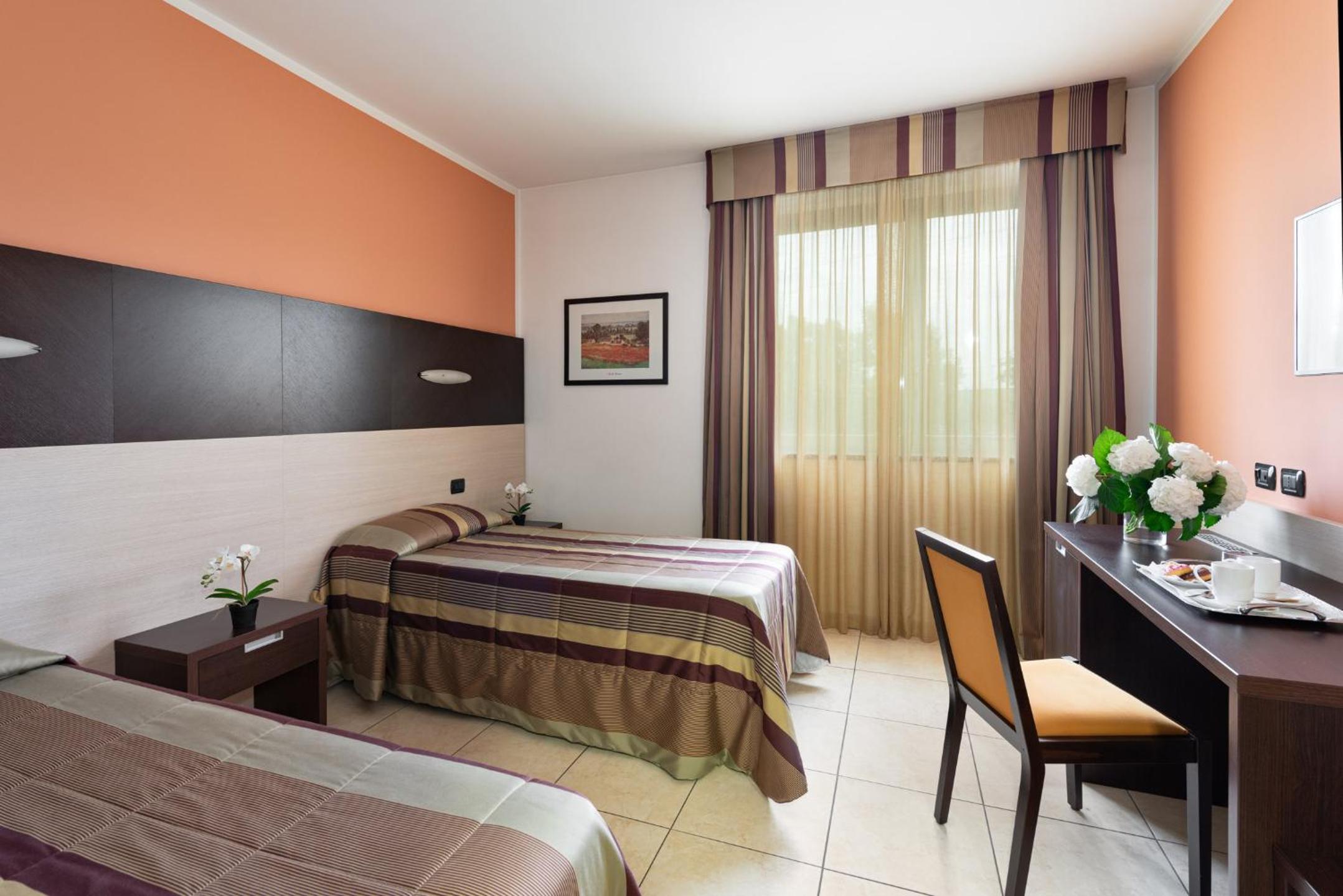 Twin Room - Photo 2