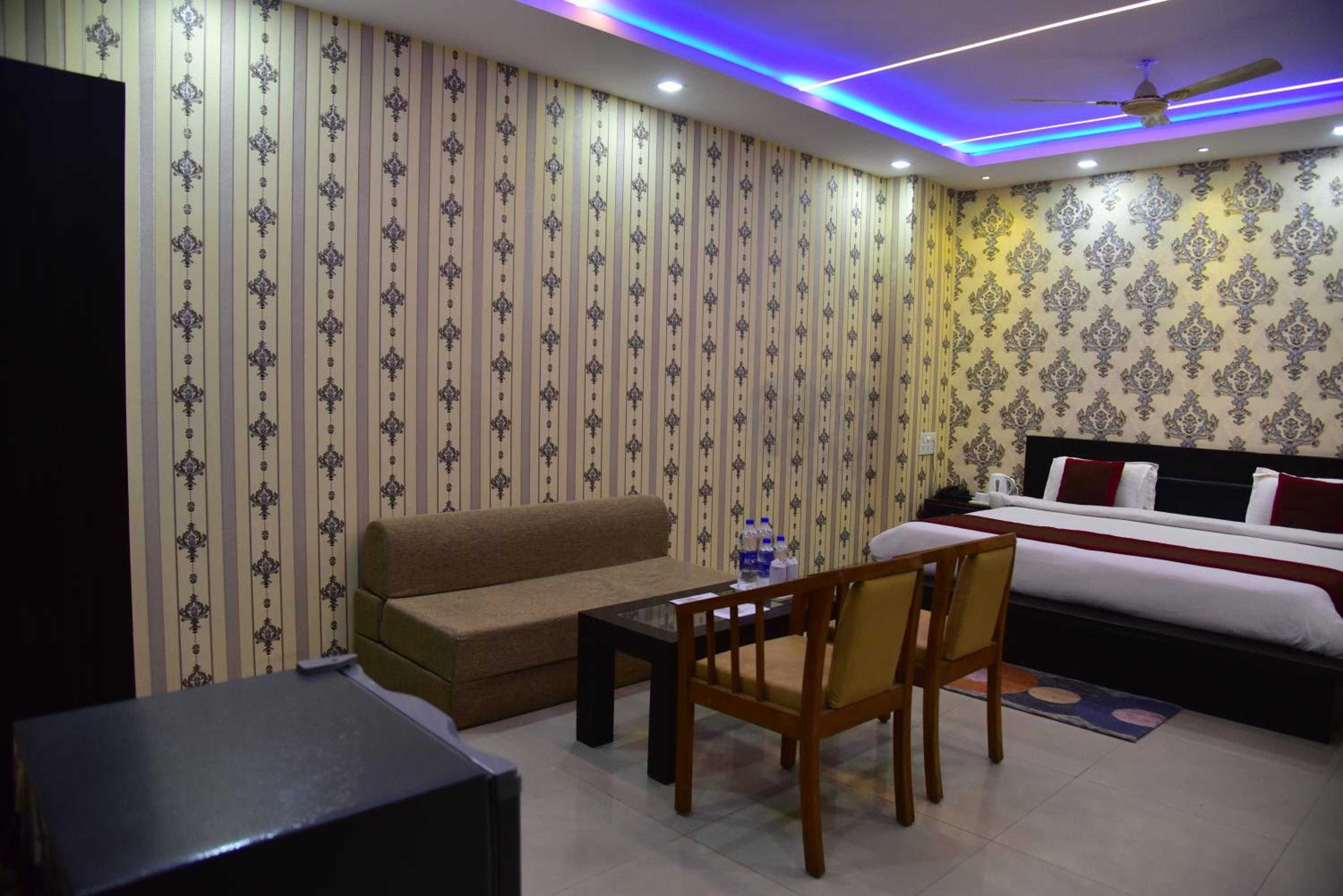 Suite - Photo 27