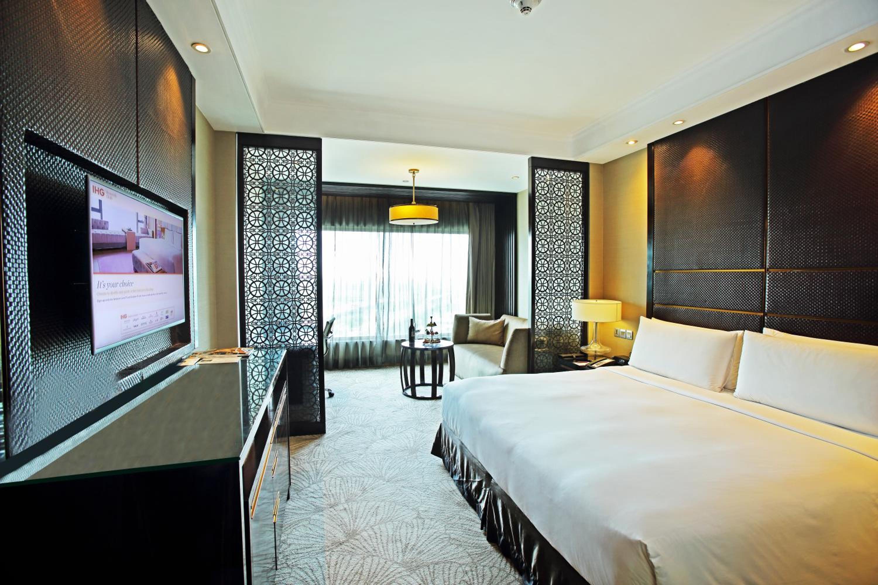 Standard King Room with Lounge Access - Photo 7
