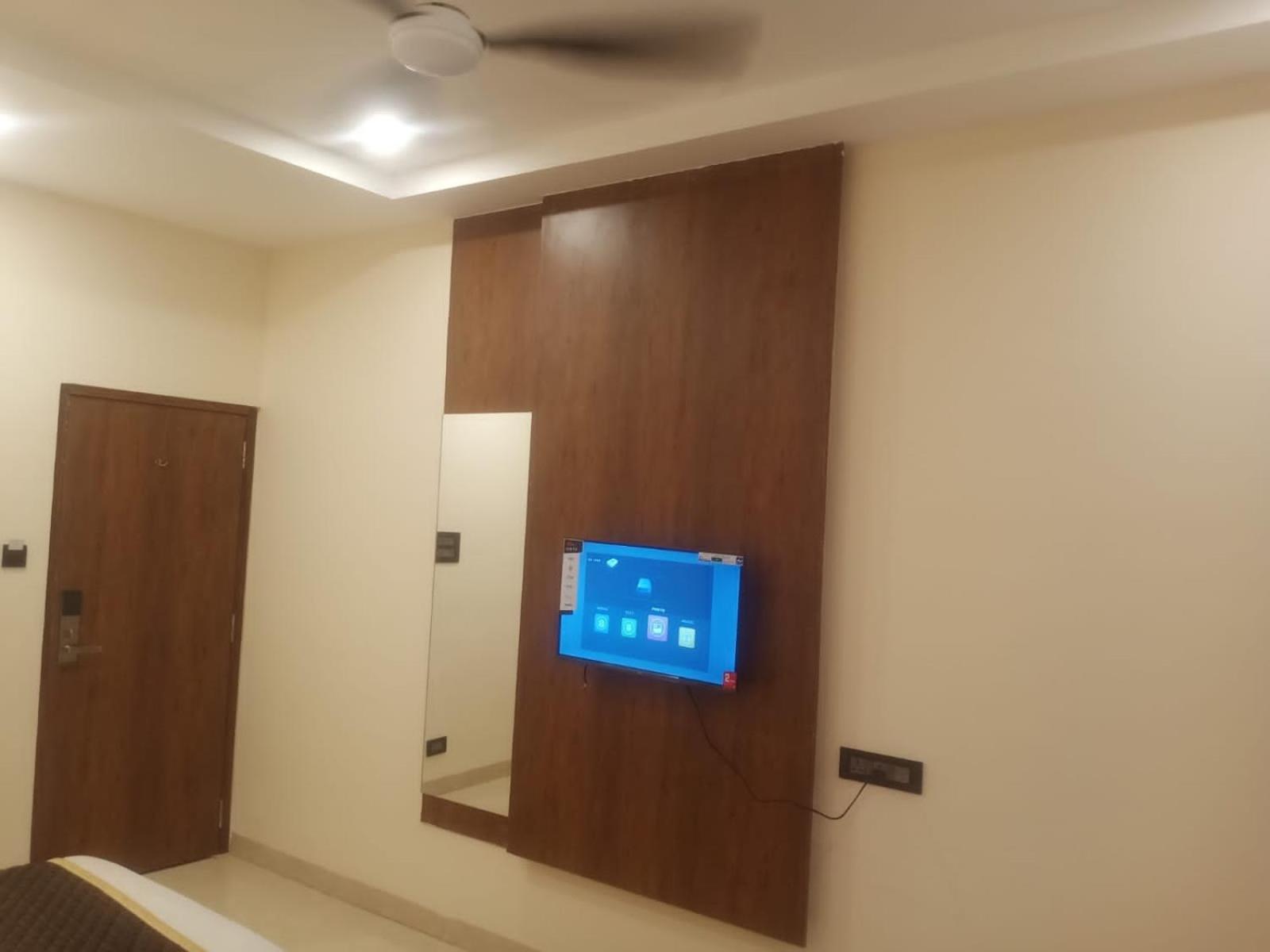 Deluxe Double Room (2 Adults + 1 Child) photo 3