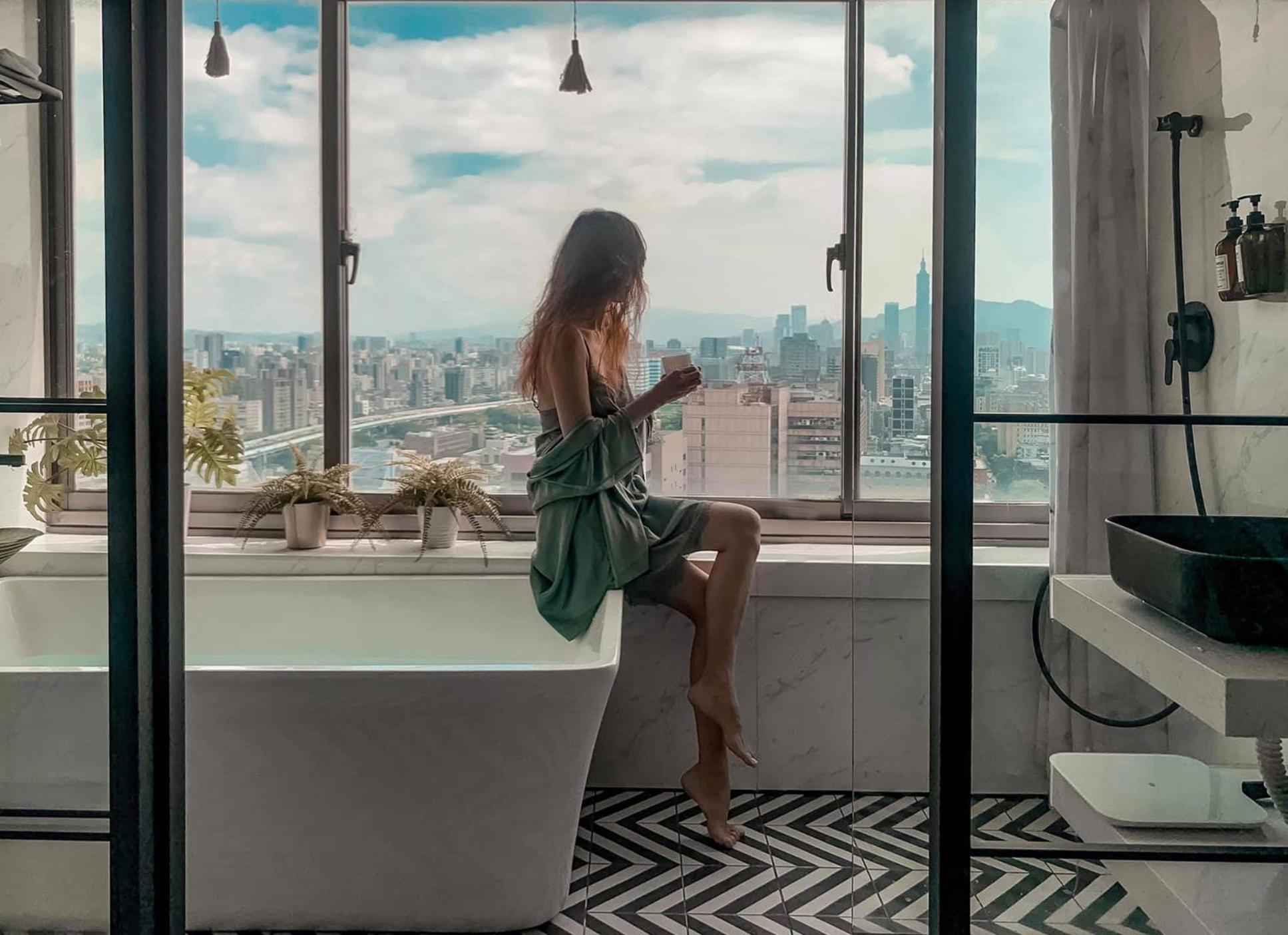 101 View Bathtub Studio J1