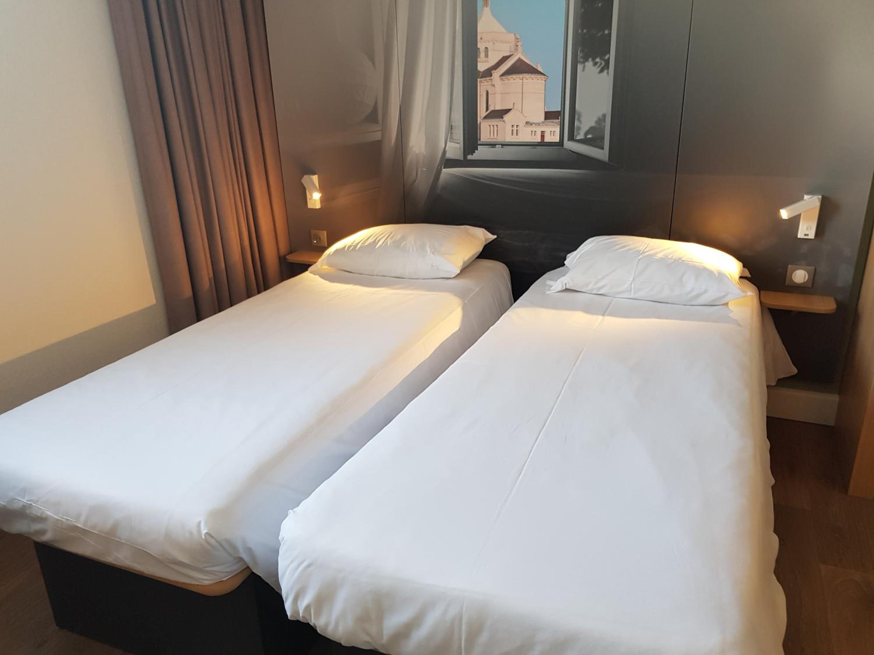 Standard Twin Room - Photo 2
