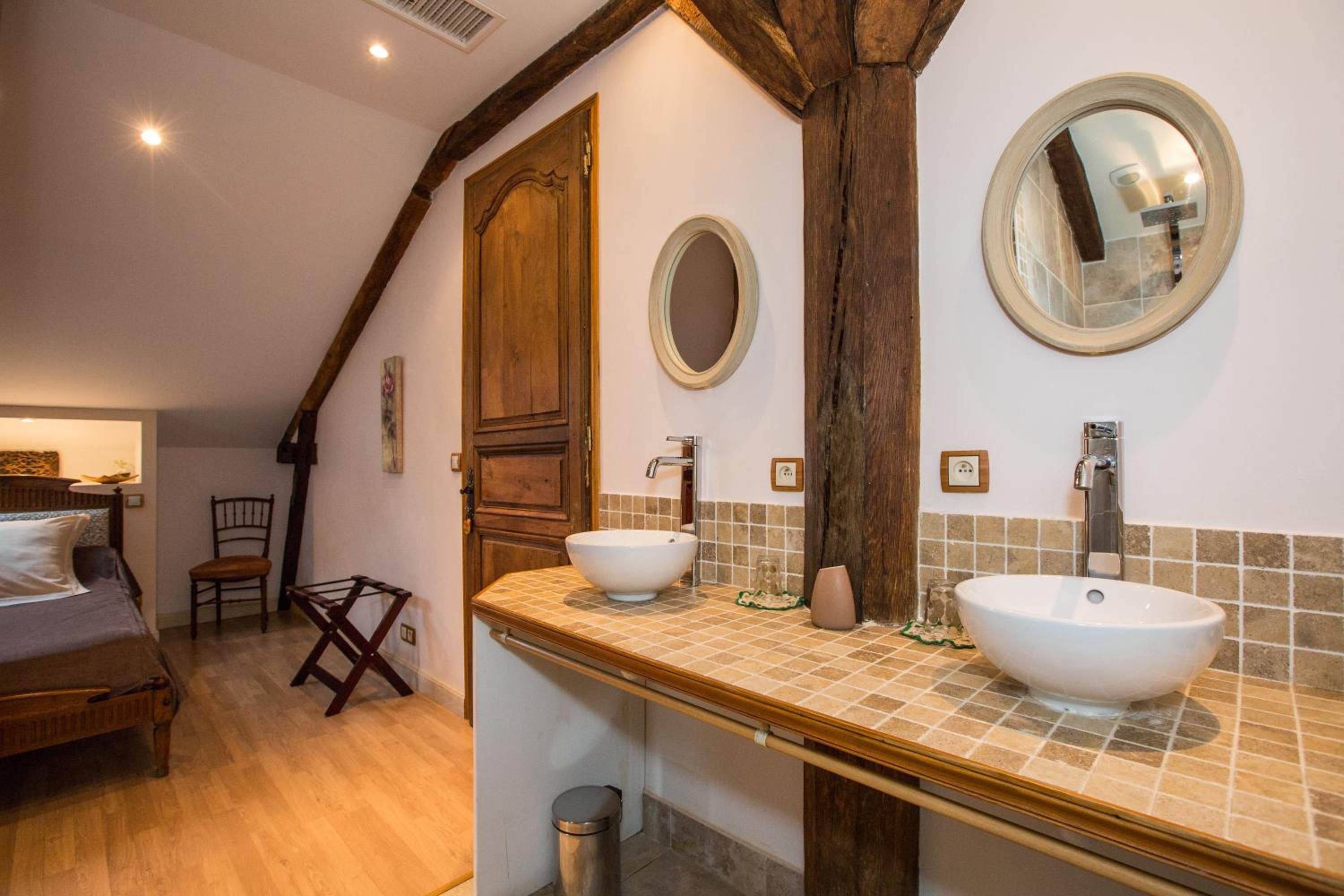 Twin Room with Private Bathroom - Photo 2