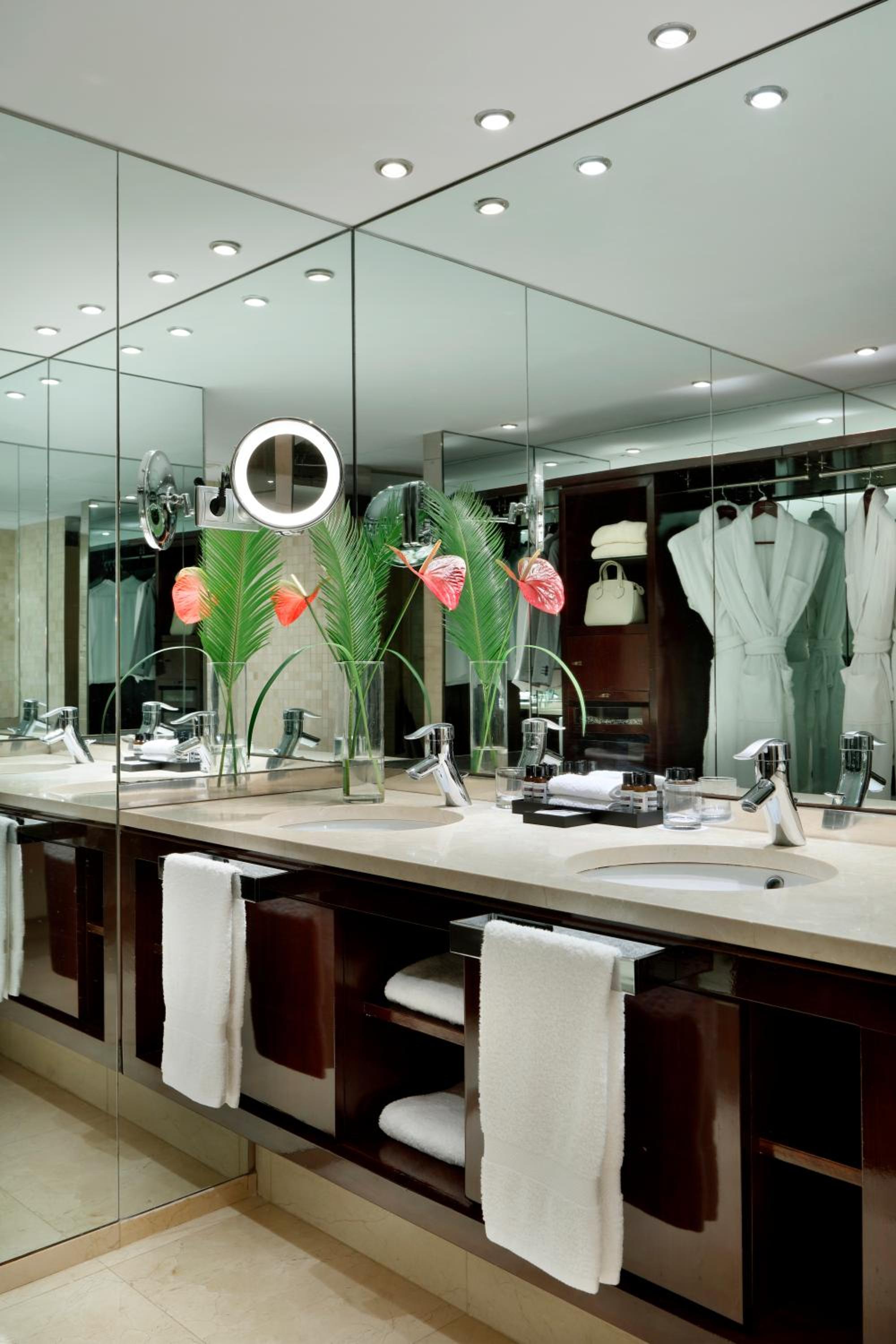 Deluxe King Suite - High Floor thumbnail 5